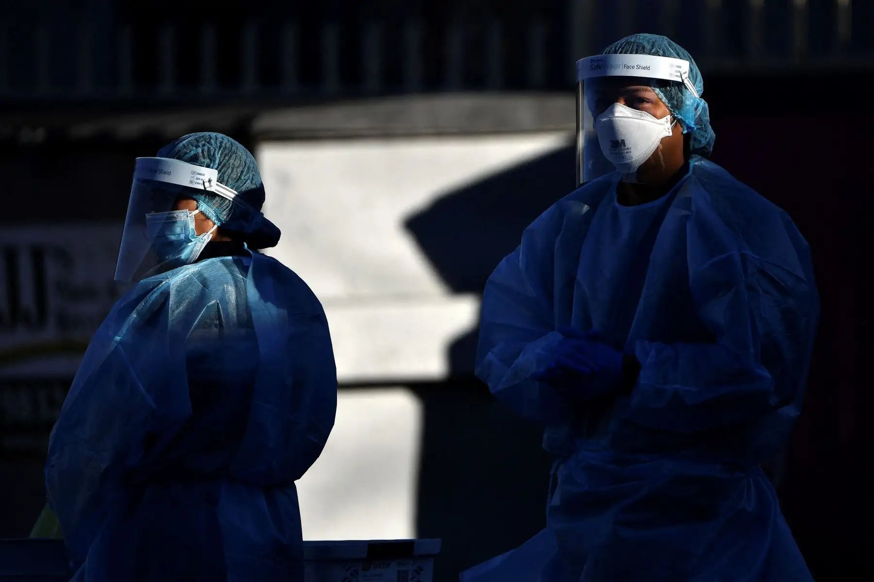 Los trabajadores de la salud esperan a que los residentes tomen muestras de hisopos en un sitio de prueba de covid-19 en el oeste de Sydney.
Foto: AFP
