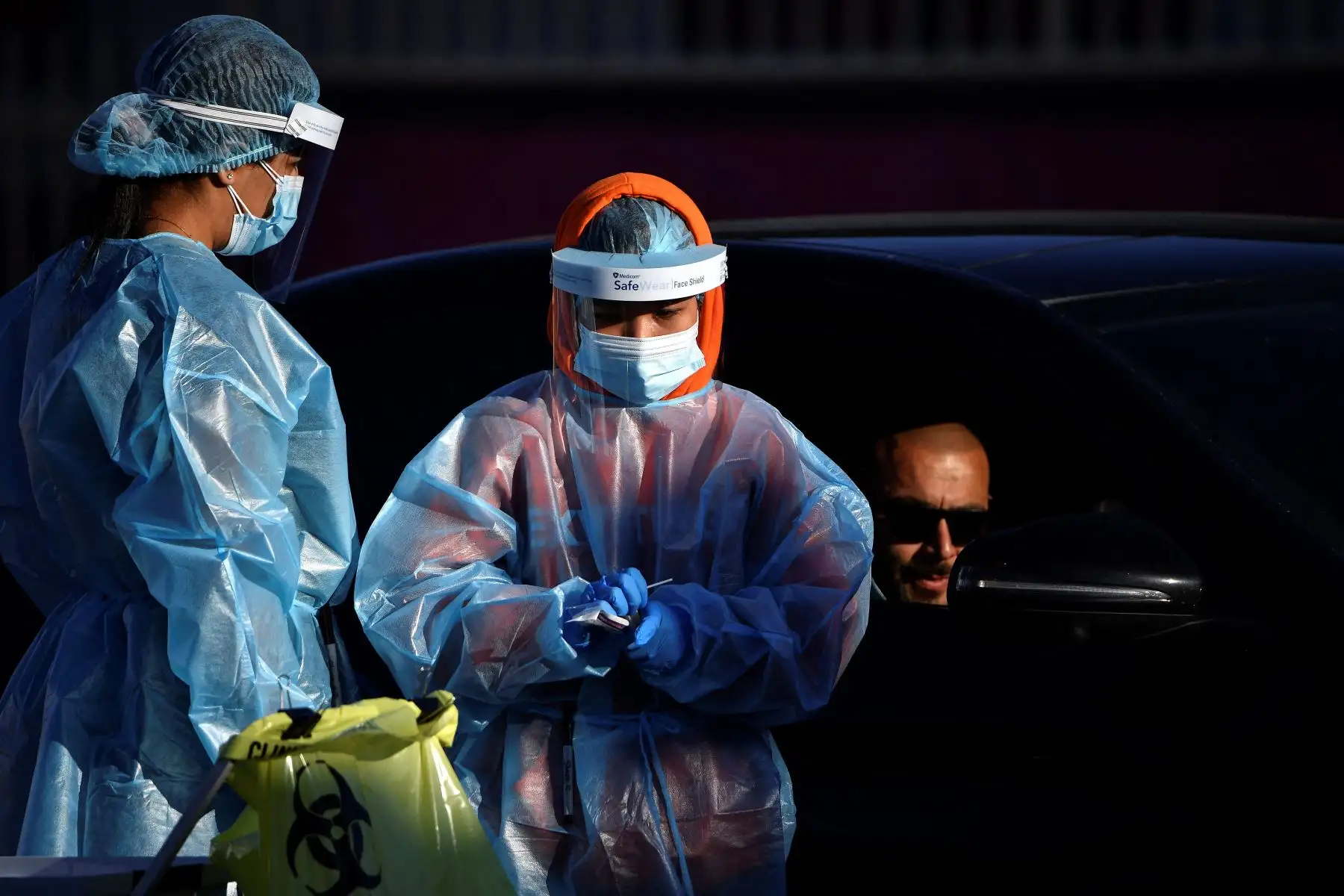 Los trabajadores de la salud toman muestras de hisopos de los residentes en un sitio de prueba covid-19 en el oeste de Sydney.
Foto: AFP