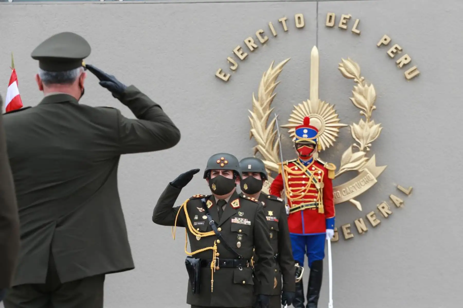 El general José Alberto Vizcarra Álvarez fue reconocido como Comandante General del Ejercito del Perú. La ceremonia se realizó en el Cuartel General del Ejército y fue encabezada por el ministro de Defensa, Walter Ayala.
Foto: Mindef