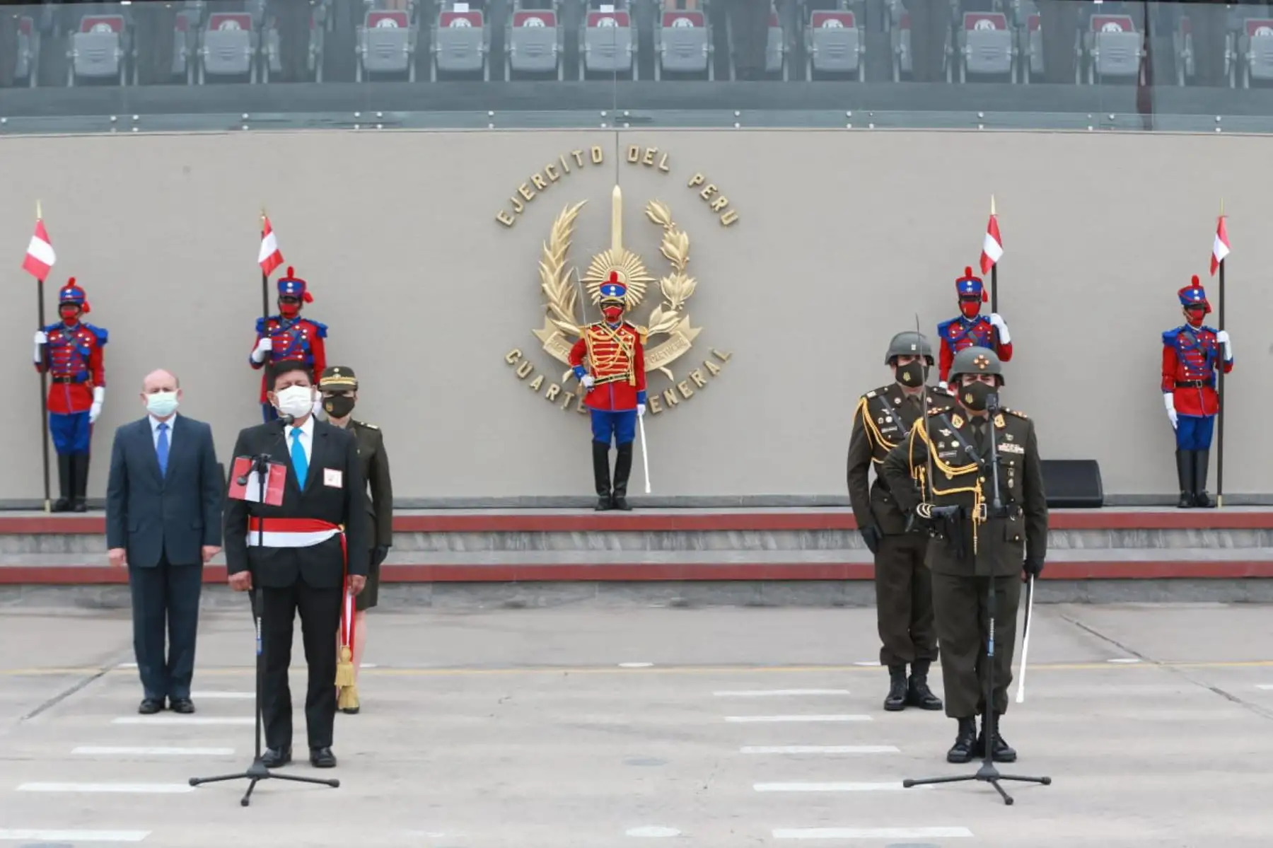 El general José Alberto Vizcarra Álvarez fue reconocido como Comandante General del Ejercito del Perú. La ceremonia se realizó en el Cuartel General del Ejército y fue encabezada por el ministro de Defensa, Walter Ayala.
Foto: Mindef