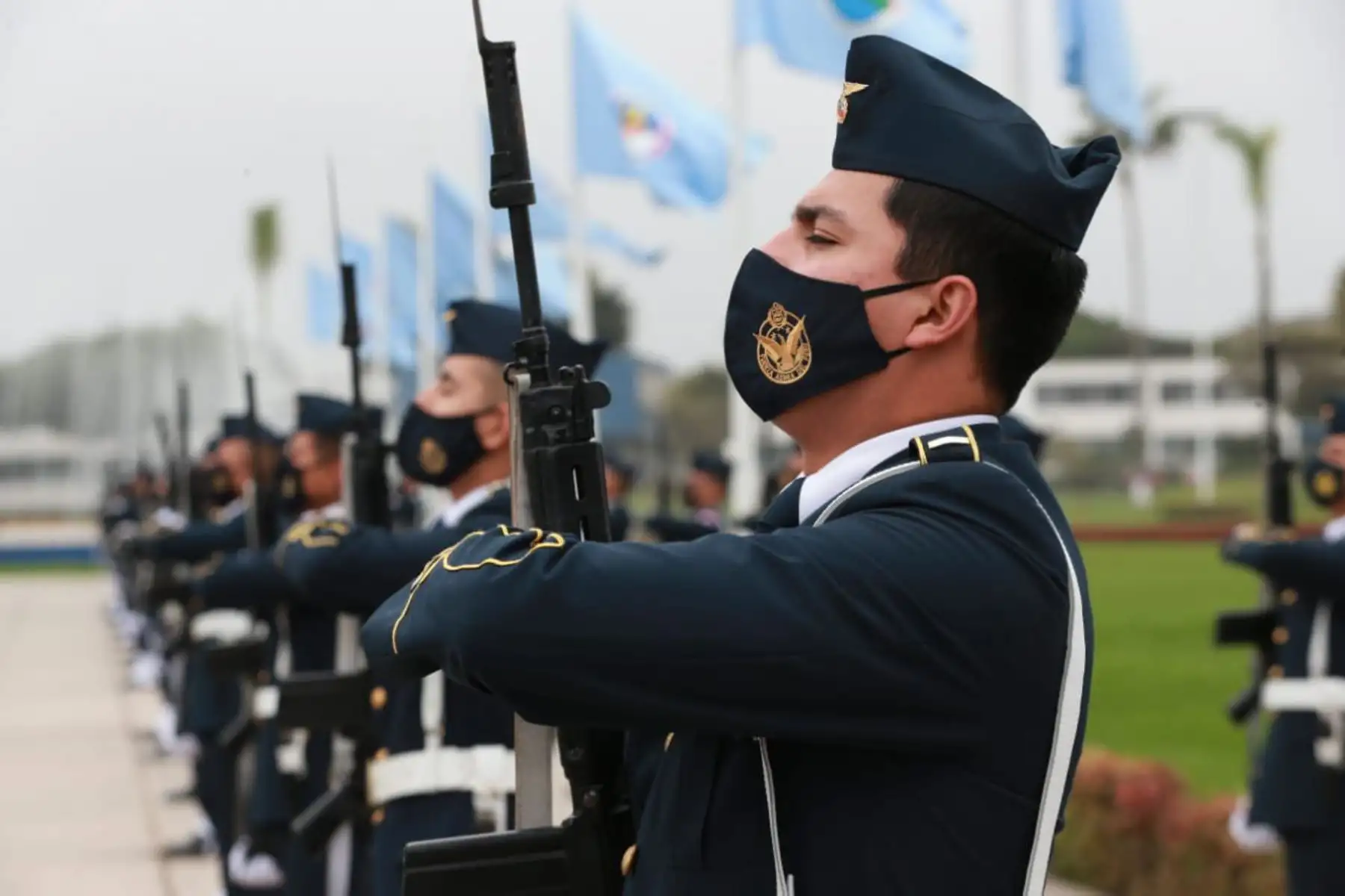 El General del Aire, Jorge Chaparro Pinto fue reconocido como nuevo Comandante General de la FAP Perú . La ceremonia de reconocimiento fue presidida por el ministro de Defensa, Walter Ayala, desde la Base Área Las Palmas.
Foto: Mindef