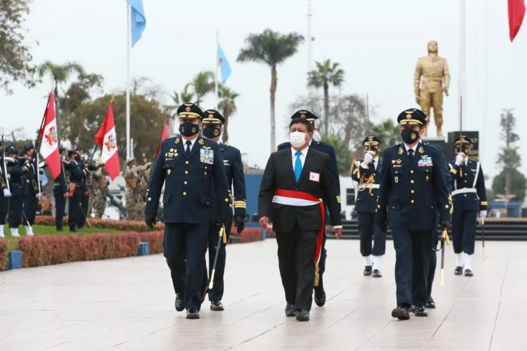 El General del Aire, Jorge Chaparro Pinto fue reconocido como nuevo Comandante General de la FAP Perú . La ceremonia de reconocimiento fue presidida por el ministro de Defensa, Walter Ayala, desde la Base Área Las Palmas.
Foto: Mindef
