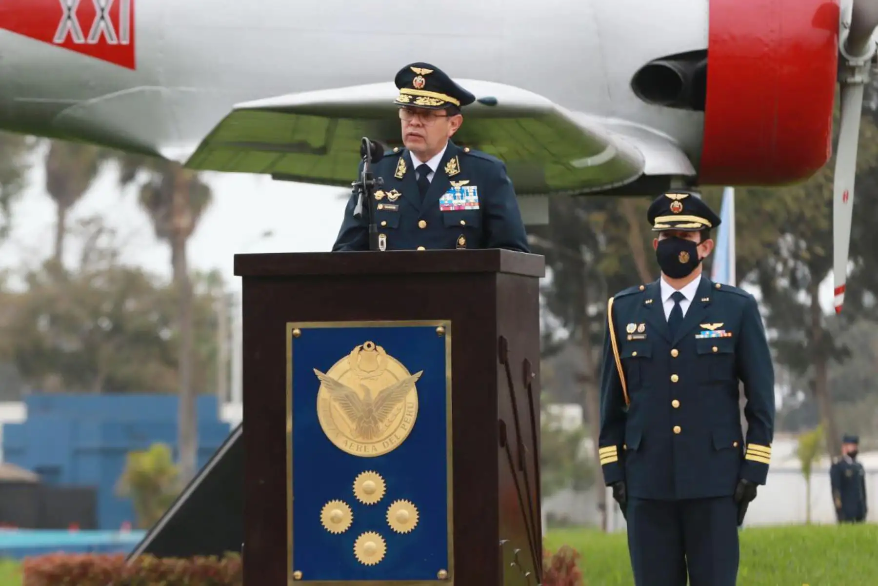 El General del Aire, Jorge Chaparro Pinto fue reconocido como nuevo Comandante General de la FAP Perú . La ceremonia de reconocimiento fue presidida por el ministro de Defensa, Walter Ayala, desde la Base Área Las Palmas.
Foto: Mindef