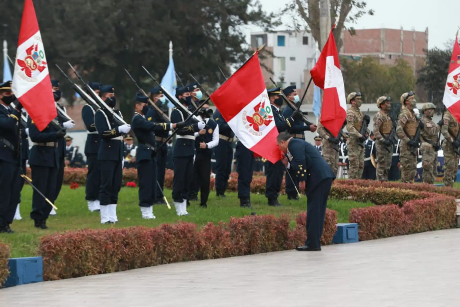 El General del Aire, Jorge Chaparro Pinto fue reconocido como nuevo Comandante General de la FAP Perú . La ceremonia de reconocimiento fue presidida por el ministro de Defensa, Walter Ayala, desde la Base Área Las Palmas.
Foto: Mindef