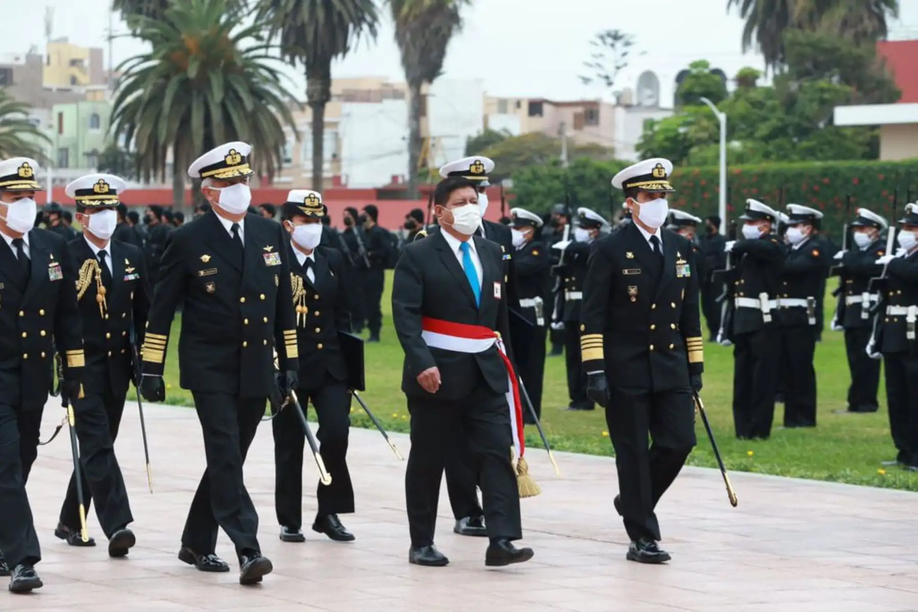 Almirante Alberto Alcalá Luna es reconocido como nuevo Comandante General de la Marina de Guerra del Perú. Desde la Escuela Naval del Perú, el ministro Walter Ayala presidió la Ceremonia de Asunción de Mando y Pase al Retiro del Comandante General Saliente y señores Vicealmirantes.
Foto : Mindef