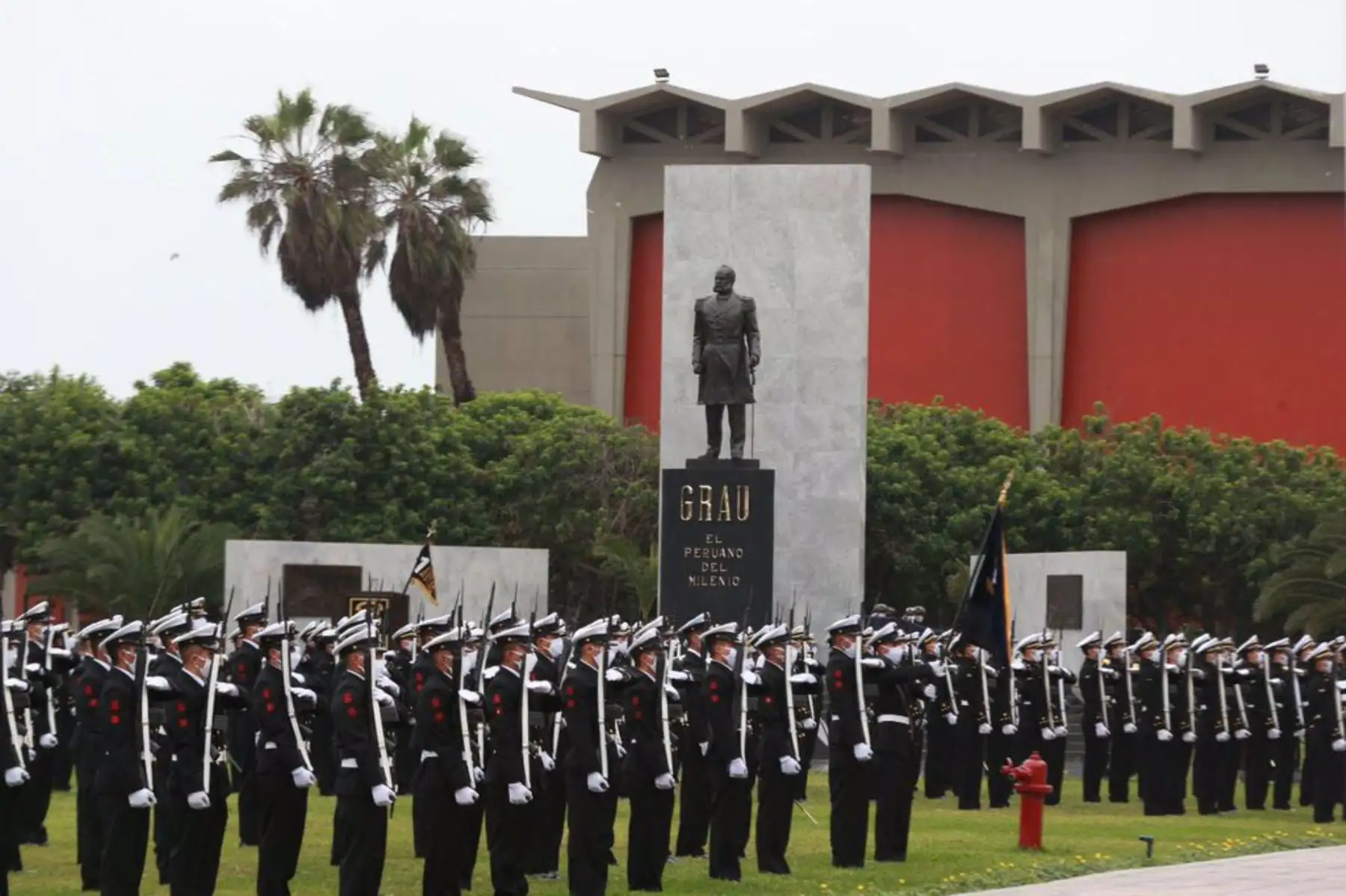 Almirante Alberto Alcalá Luna es reconocido como nuevo Comandante General de la Marina de Guerra del Perú. Desde la Escuela Naval del Perú, el ministro Walter Ayala presidió la Ceremonia de Asunción de Mando y Pase al Retiro del Comandante General Saliente y señores Vicealmirantes.
Foto : Mindef