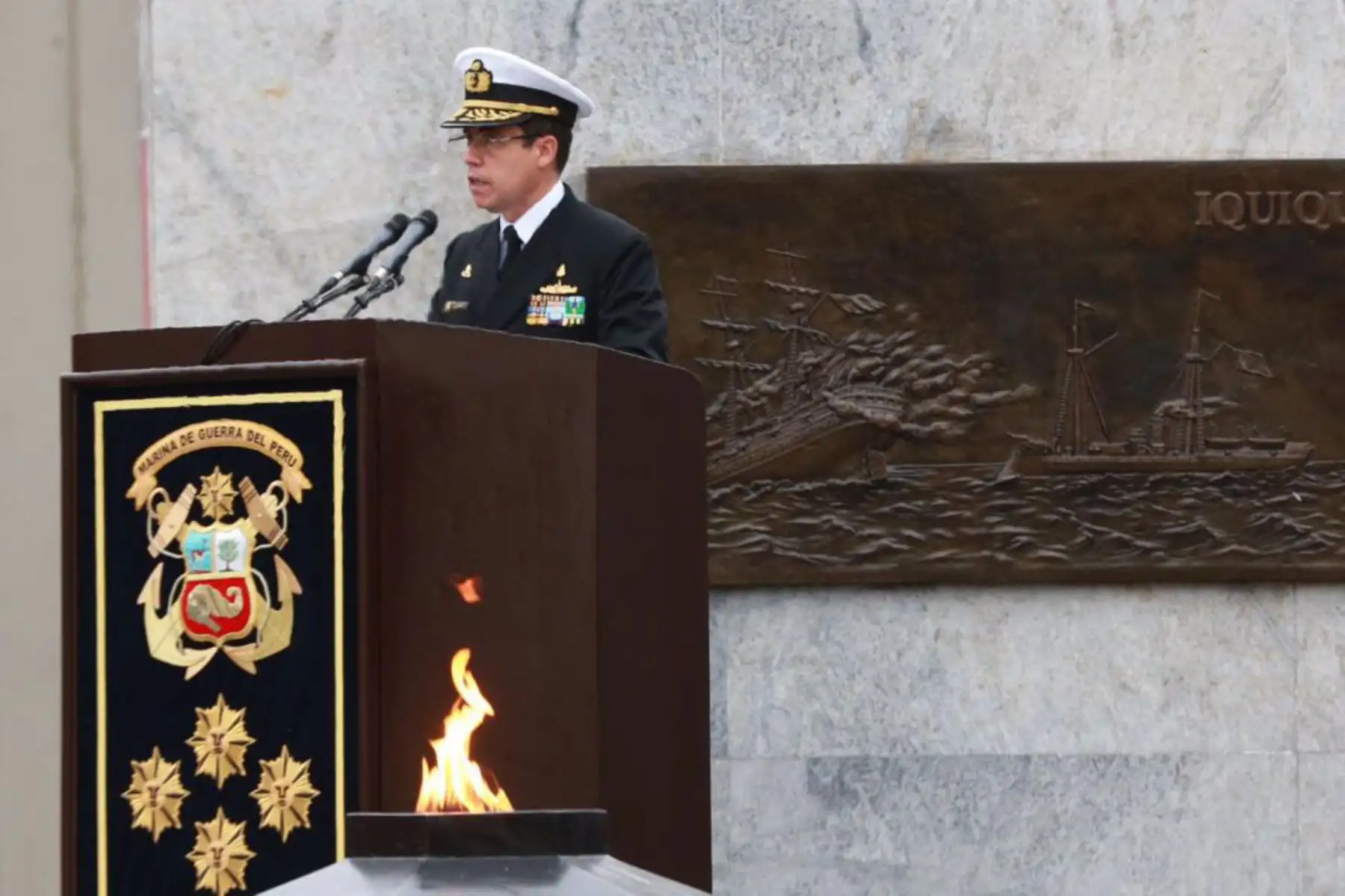 Almirante Alberto Alcalá Luna es reconocido como nuevo Comandante General de la Marina de Guerra del Perú. Desde la Escuela Naval del Perú, el ministro Walter Ayala presidió la Ceremonia de Asunción de Mando y Pase al Retiro del Comandante General Saliente y señores Vicealmirantes.
Foto : Mindef