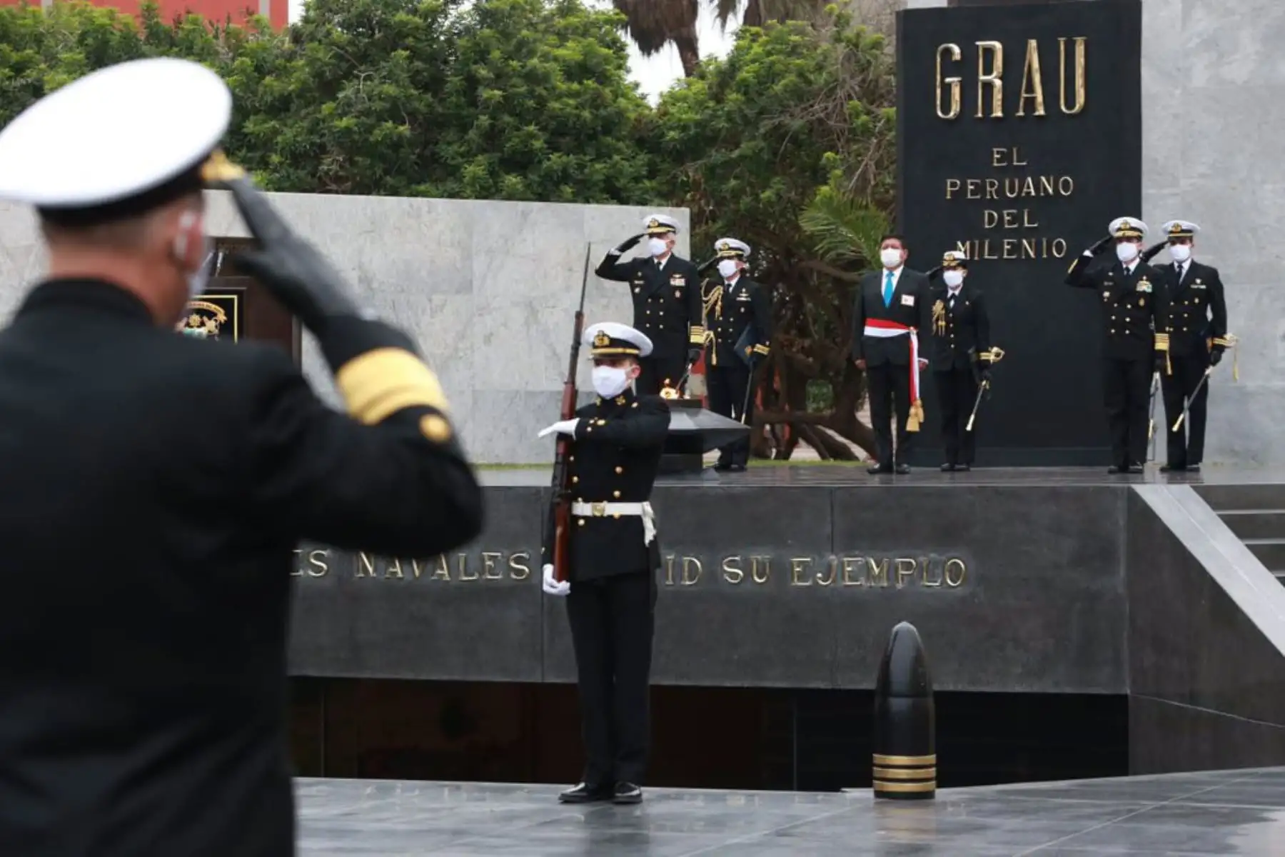 Almirante Alberto Alcalá Luna es reconocido como nuevo Comandante General de la Marina de Guerra del Perú. Desde la Escuela Naval del Perú, el ministro Walter Ayala presidió la Ceremonia de Asunción de Mando y Pase al Retiro del Comandante General Saliente y señores Vicealmirantes.
Foto : Mindef