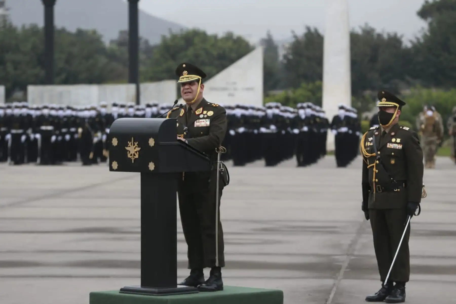 El general Manuel Gómez de la Torre Araníbar es reconocido como el nuevo Jefe del Comando Conjunto de las Fuerzas Armadas. Lidera la ceremonia el ministro de Defensa, Walter Ayala, en el Cuartel General del Ejército. Foto: ANDINA/Mindef