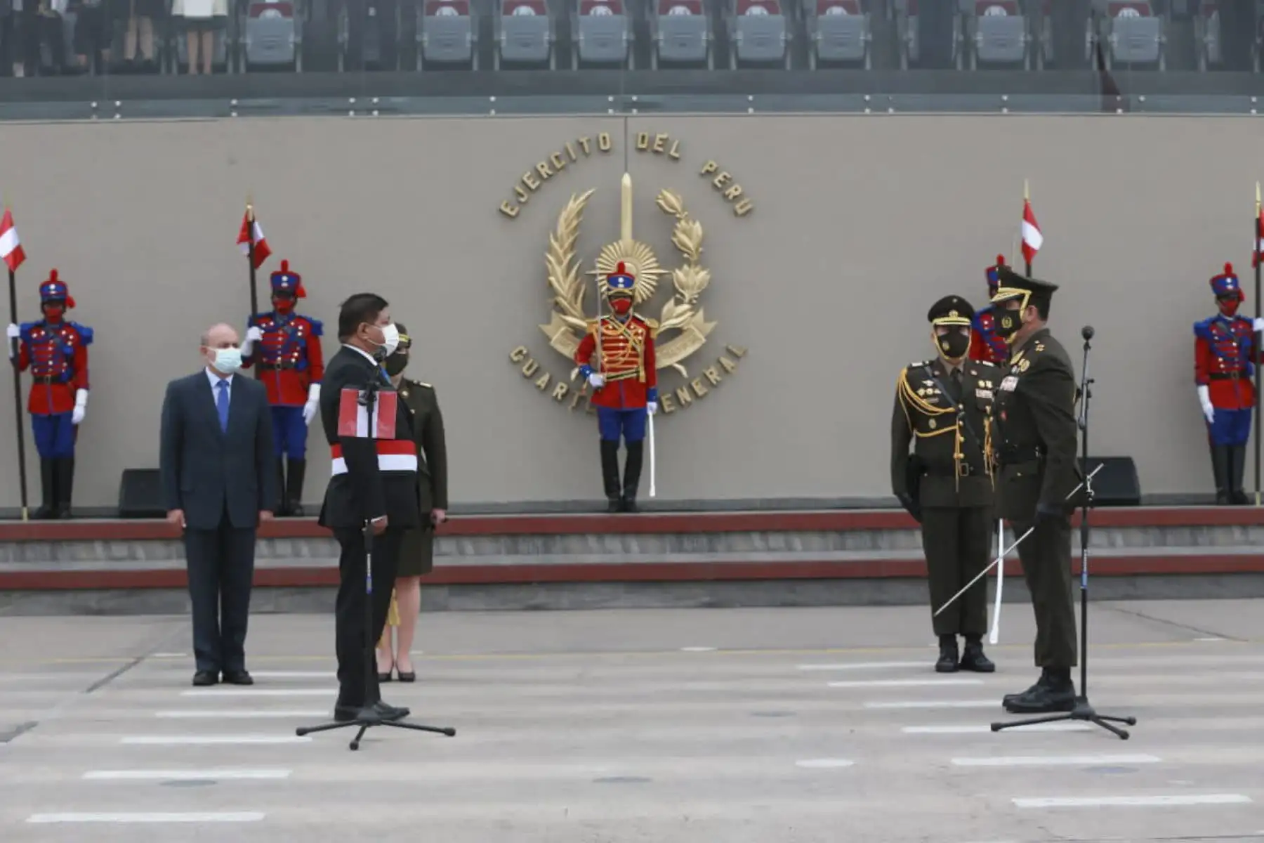 El general Manuel Gómez de la Torre Araníbar es reconocido como el nuevo Jefe del Comando Conjunto de las Fuerzas Armadas. Lidera la ceremonia el ministro de Defensa, Walter Ayala, en el Cuartel General del Ejército. Foto: ANDINA/Mindef