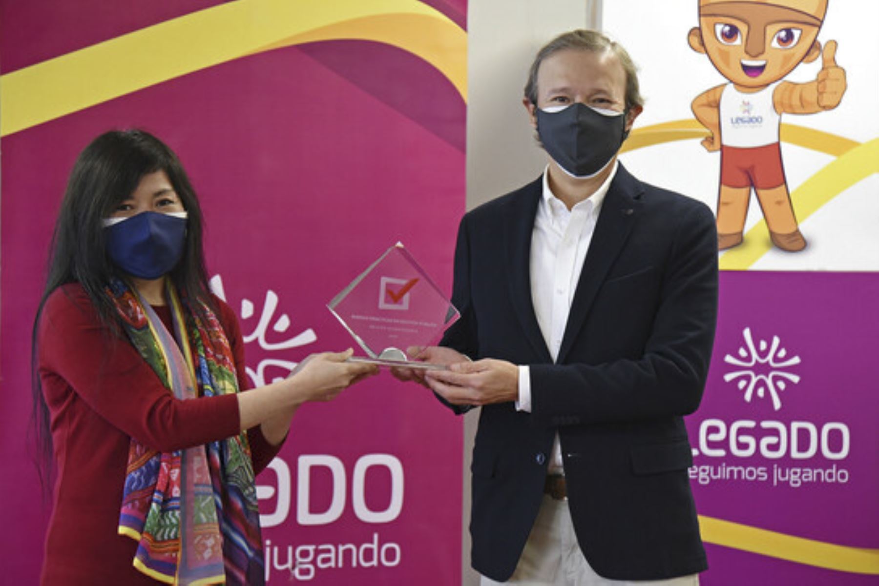 El reconocimiento fue concedido en mérito a su innovador proceso de contratación internacional de oxígeno líquido medicinal, puesto en marcha para hacer frente a la emergencia sanitaria en el Perú a causa de la covid-19. ANDINA/ Legado
