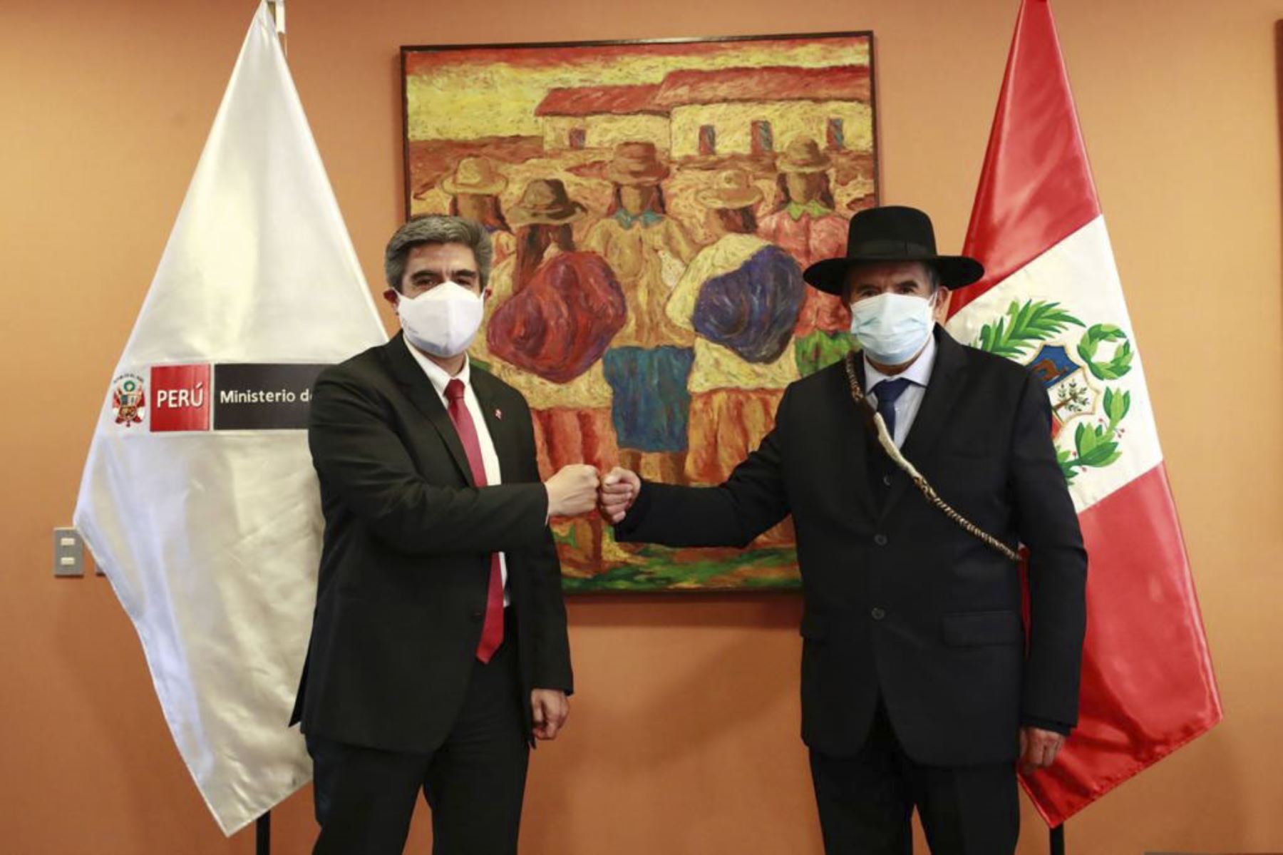 El ministro Ciro Gálvez (derecha) agradeció la labor de su antecesor, Alejandro Neyra, en el sector Cultura. ANDINA/Difusión