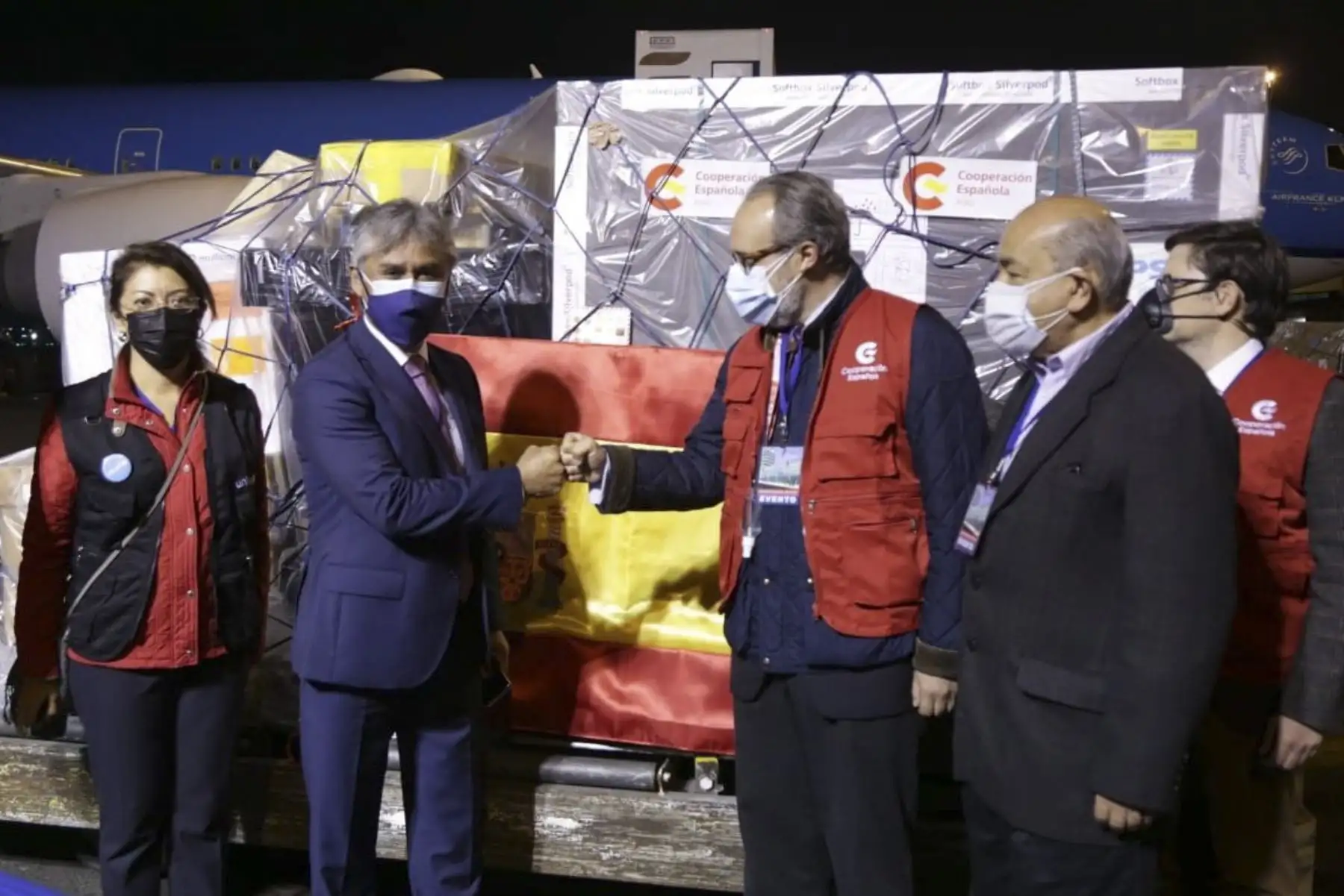 Esta noche, un nuevo lote de 101 760 vacunas contra la Covid-19 llegó al país para continuar con el proceso de vacunación en todo el territorio peruano. El viceministro de Prestaciones y Aseguramiento en Salud, Bernardo Ostos; el ministro consejero de la Embajada de España, Gonzalo Quintero; la representante adjunta de UNICEF, Laura Salamanca; y el Dr. Julio Castro, del equipo de gestión del MINSA, supervisaron la llegada. Las dosis de AstraZeneca fueron donadas por España a través de Covax Facility para reforzar la protección de la población. Foto: ANDINA/Minsa
