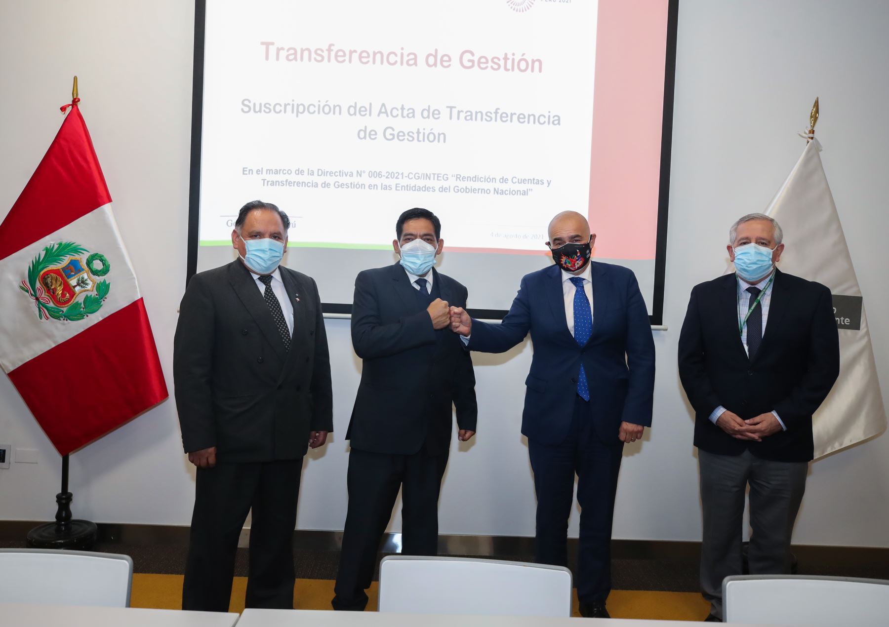 El ministro del Ambiente, Rubén Ramírez, y su antecesor, Gabriel Quijandría, participaron en acto de transferencia de gestión. Foto: ANDINA/Minam