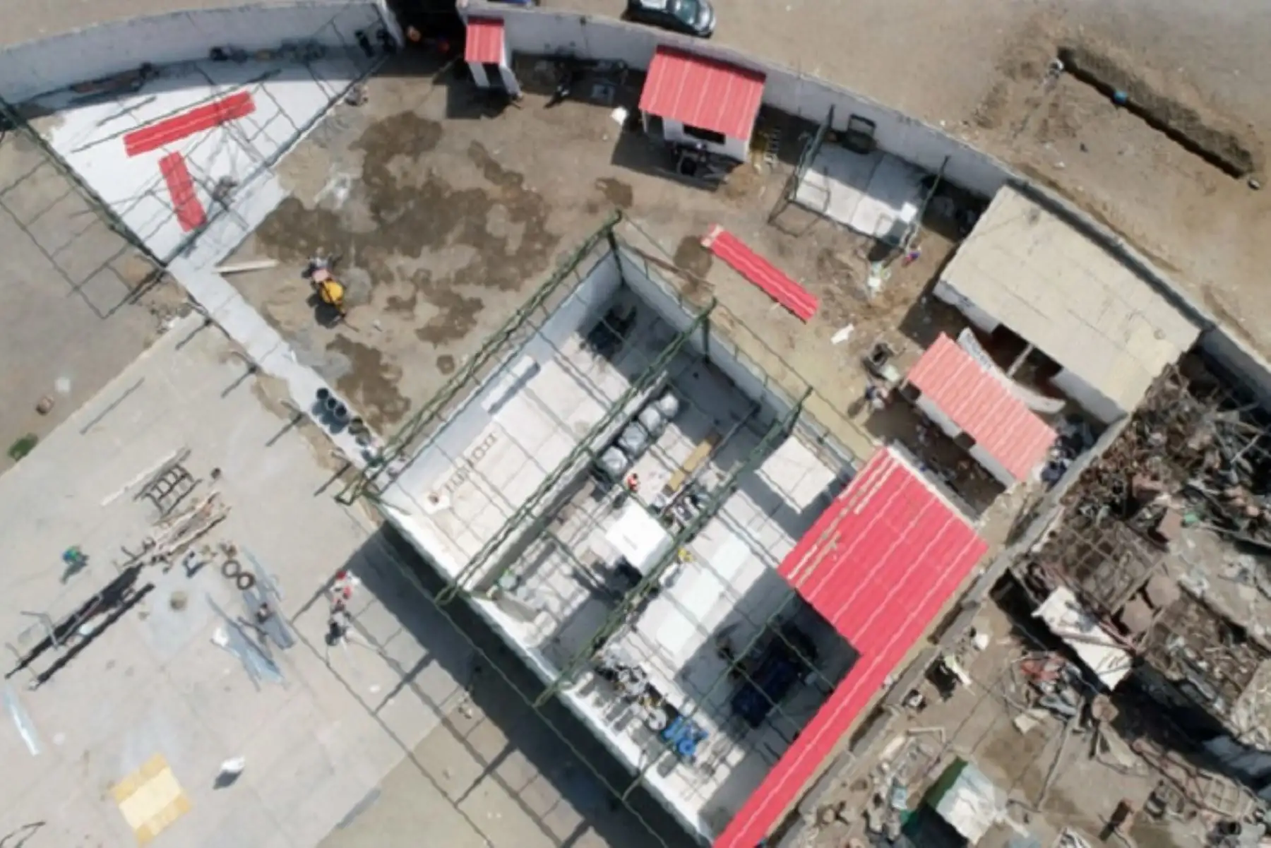 La planta se implementará dentro de una caseta de 266 metros cuadrados; este ambiente es aledaño al hospital I Pacasmayo de EsSalud y ha sido cedido por la municipalidad provincial.