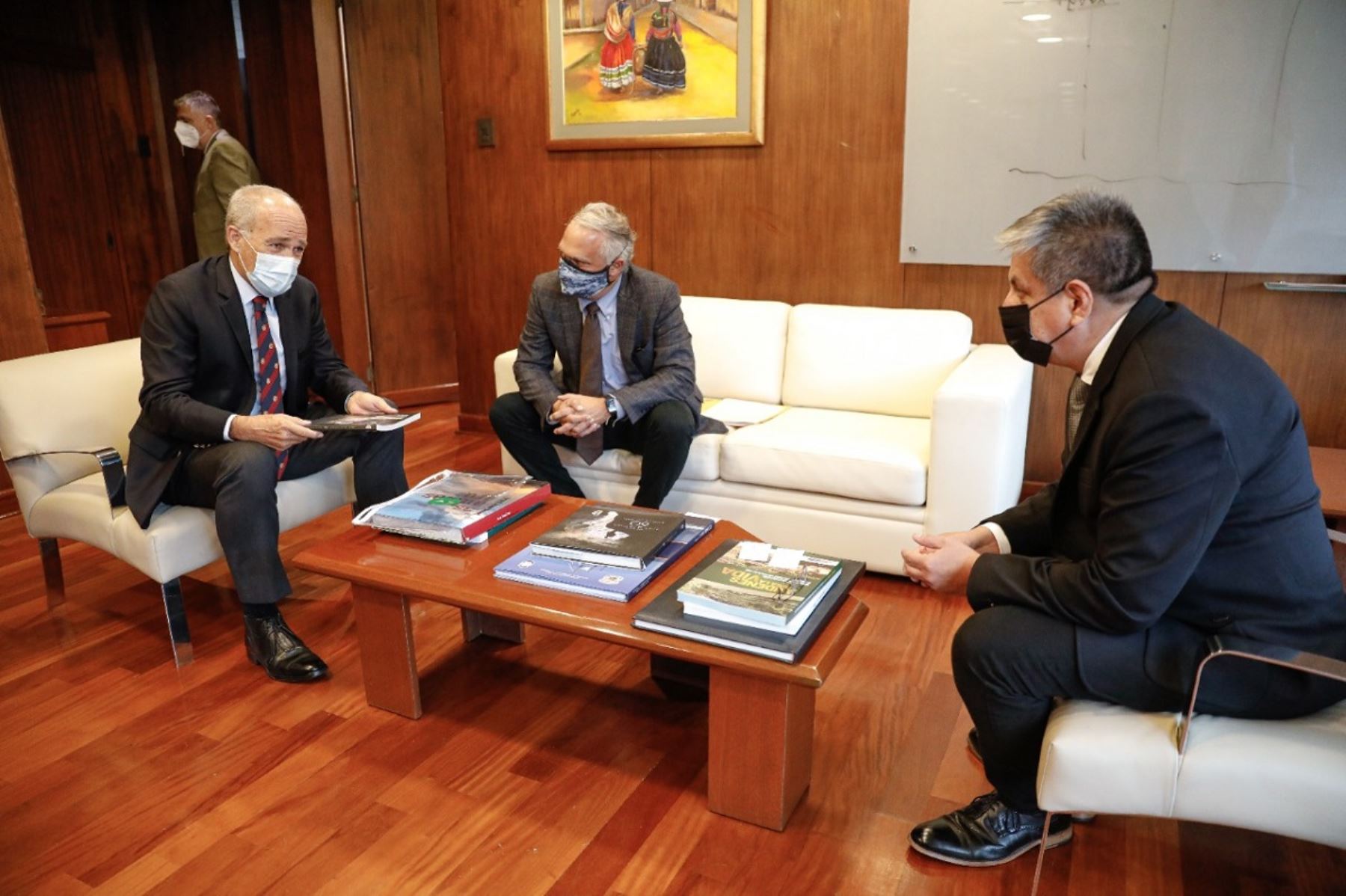 Ministro Iván Merino (derecha) sostiene reunión con el presidente del directorio de la Compañía Minas Buenaventura. Foto: Cortesía.