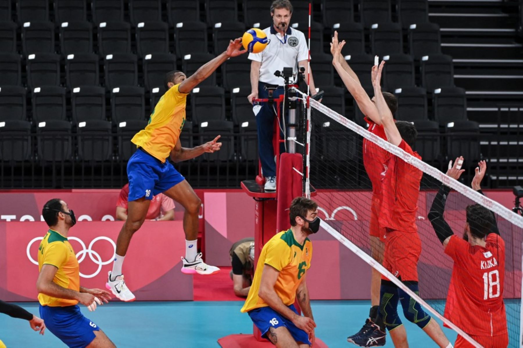 Мужчины финал россия бразилия. Ариакэ Арена волейбол. Россия Бразилия 2012 волейбол финал. Волейбол финал Пекин. Матч в Японии волейбол.