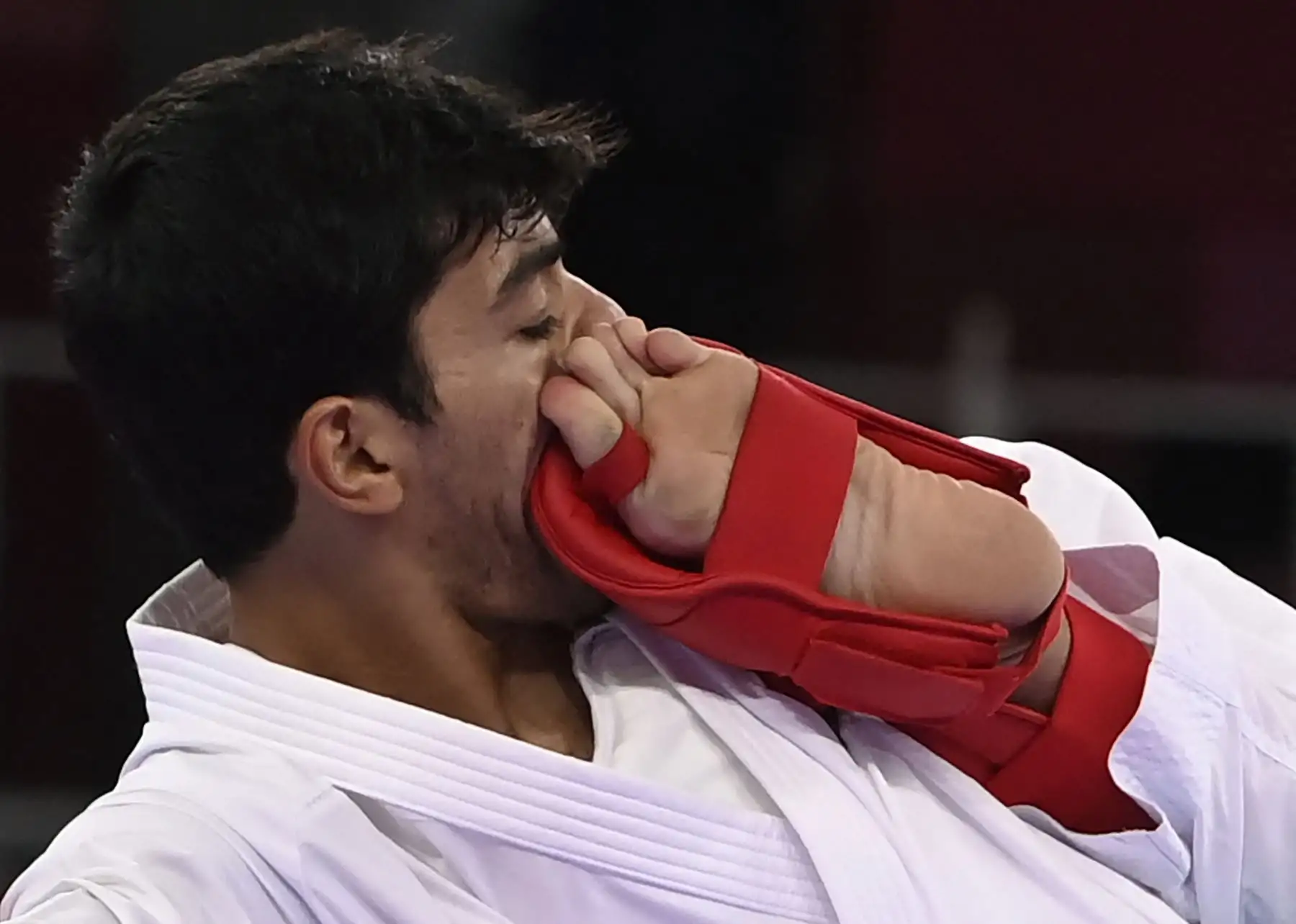 Abdel Rahman Almasatfa de Jordania compite contra Steven Da Costa de Francia, en la ronda eliminatoria de kumite -67 kg de hombres de la competencia de kárate durante los Juegos Olímpicos de Tokio 2020.FOTO: AFP