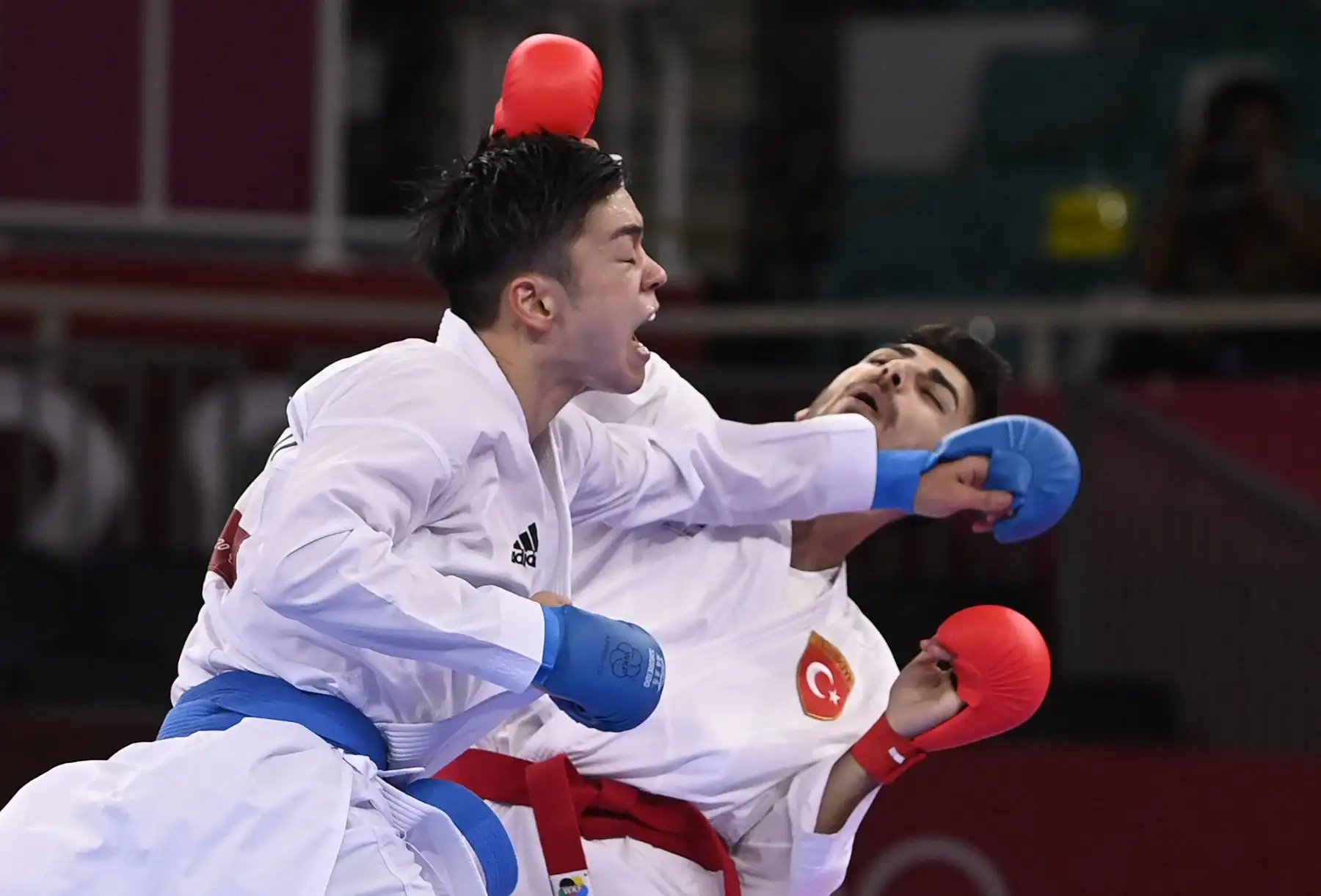 Samdan en la ronda eliminatoria masculina de kumite 67 kg. de la competencia de kárate durante los Juegos Olímpicos de Tokio 2020 en el Nippon Budokan en Tokio. Foto: AFP