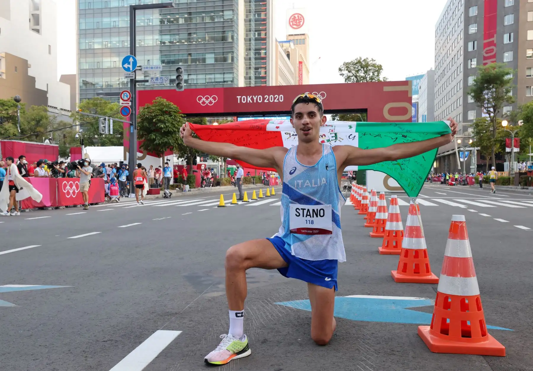 Massimo Stano de Italia celebra después de ganar la final masculina de 20 km a pie durante los Juegos Olímpicos de Tokio 2020 en el Parque Sapporo Odori. Foto:AFP