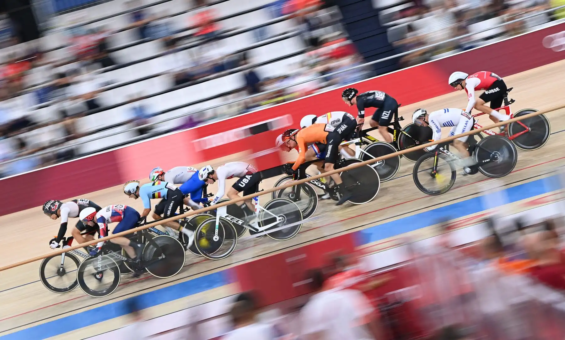 Los ciclistas compiten en la carrera de eliminación omnium de ciclismo en pista masculino durante los Juegos Olímpicos de Tokio 2020 en el Velódromo de Izu. Foto:AFP
