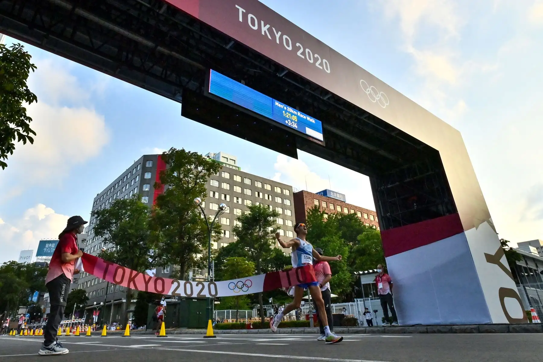 Massimo Stano de Italia gana la final masculina de 20 km a pie durante los Juegos Olímpicos de Tokio 2020 en el Parque Sapporo Odori.Foto: AFP
