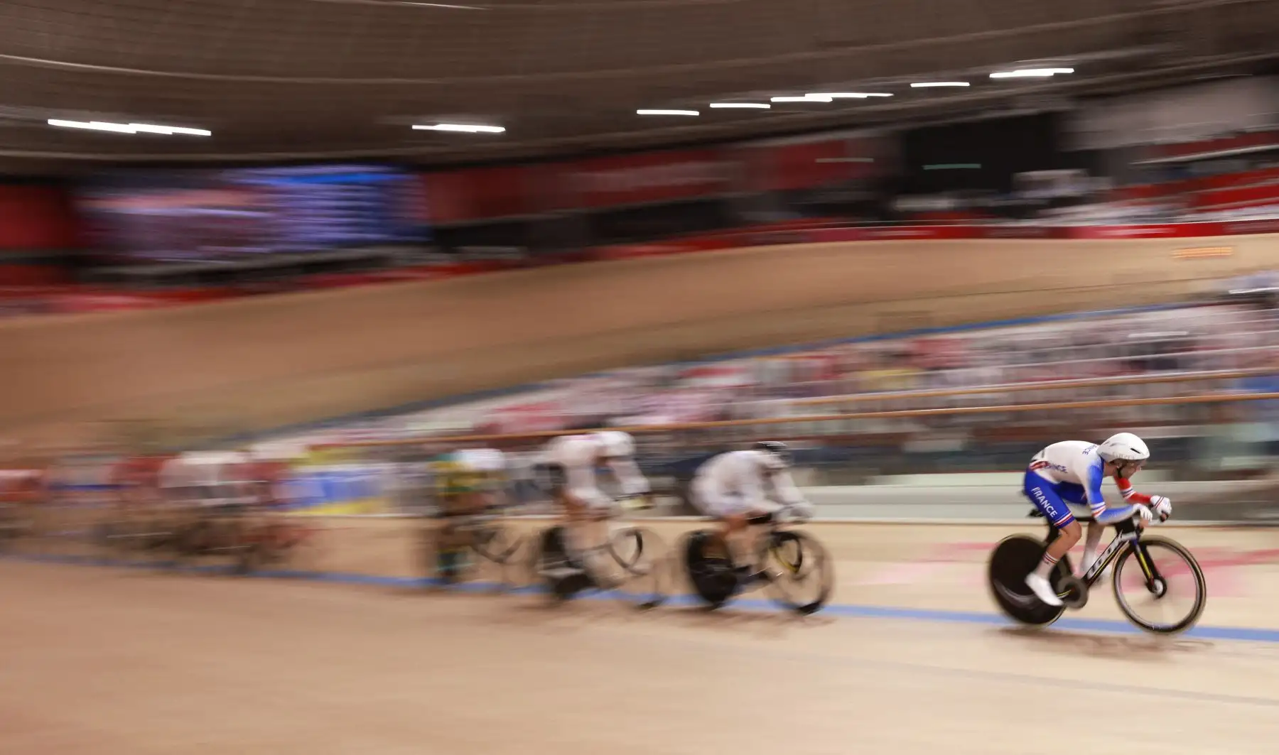 El francés Benjamin Thomas compite en la carrera de puntos omnium de ciclismo en pista masculino durante los Juegos Olímpicos de Tokio 2020 en el Velódromo de Izu.Foto:AFP