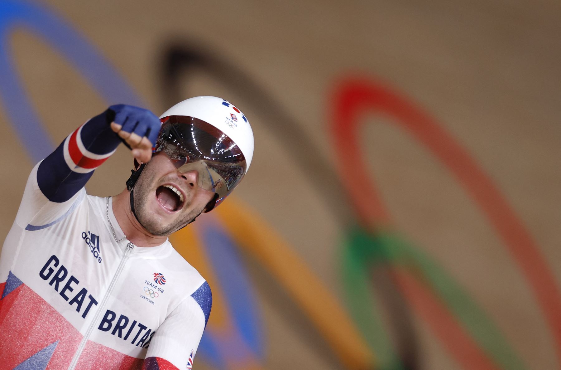 El británico Matthew Walls celebra después de ganar la carrera de puntos omnium de ciclismo en pista masculino durante los Juegos Olímpicos de Tokio 2020.Foto:AFP