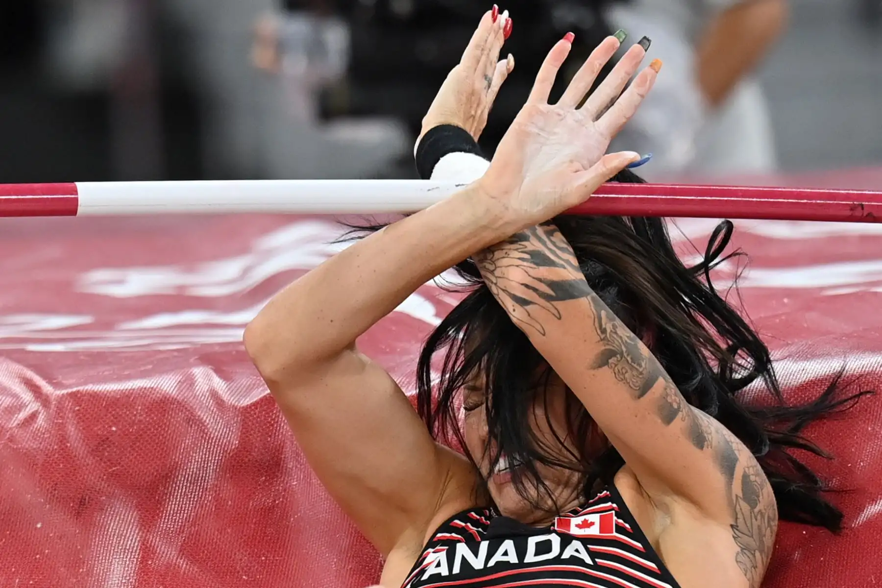 La canadiense Anicka Newell compite en la final de salto con pértiga femenino durante los Juegos Olímpicos de Tokio 2020 en el Estadio Olímpico de Tokio .Foto:AFP