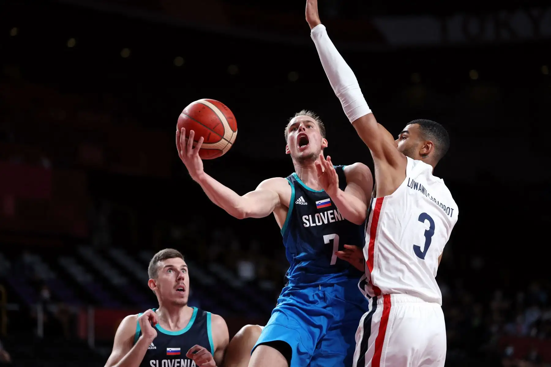 Klemen Prepelic  de Eslovenia va a la canasta y supera al francés Timothe Luwawu 3ongbo, en el partido de baloncesto de semifinales masculinos entre Francia y Eslovenia durante los Juegos Olímpicos de Tokio 2020. Foto: AFP