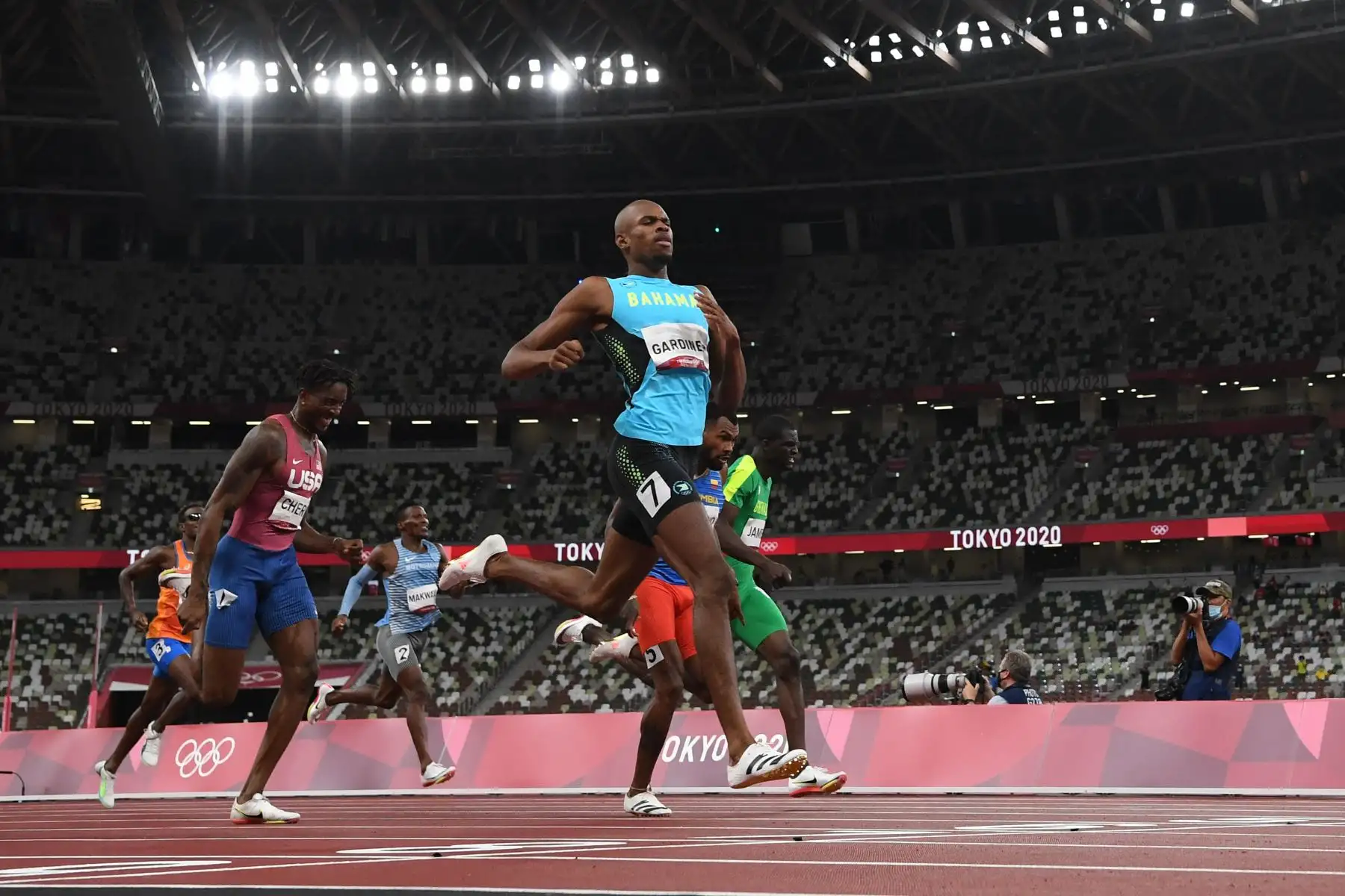 Steven Gardiner de Bahamas cruza la línea de meta para ganar la final masculina de 400 metros durante los Juegos Olímpicos de Tokio 2020 en el Estadio Olímpico de Tokio.Foto: AFP
