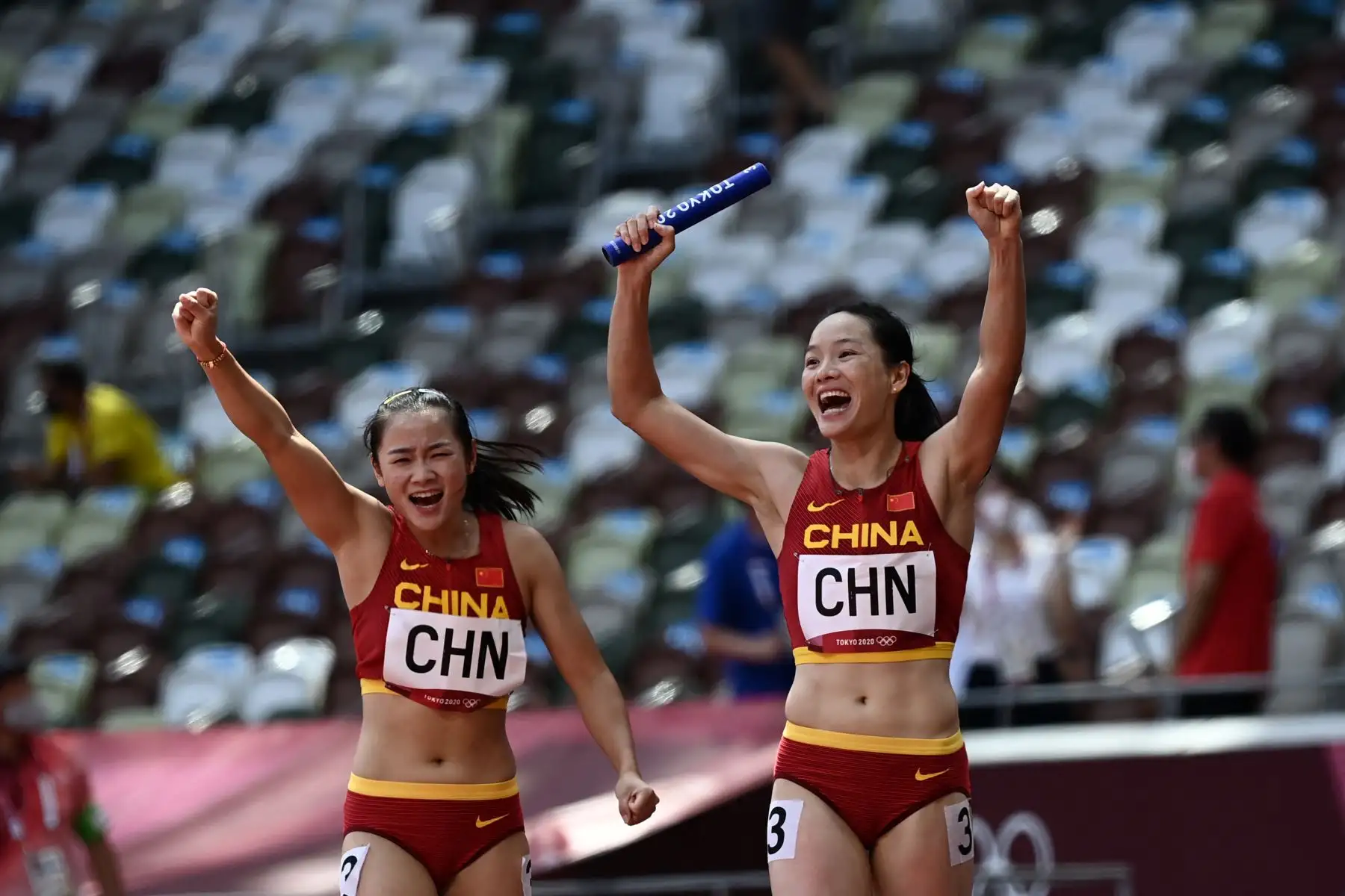 Wei Yongli  de China reacciona después de las eliminatorias de relevos 4x100m femeninos durante los Juegos Olímpicos de Tokio 2020 en el Estadio Olímpico de Tokio .Foto: AFP