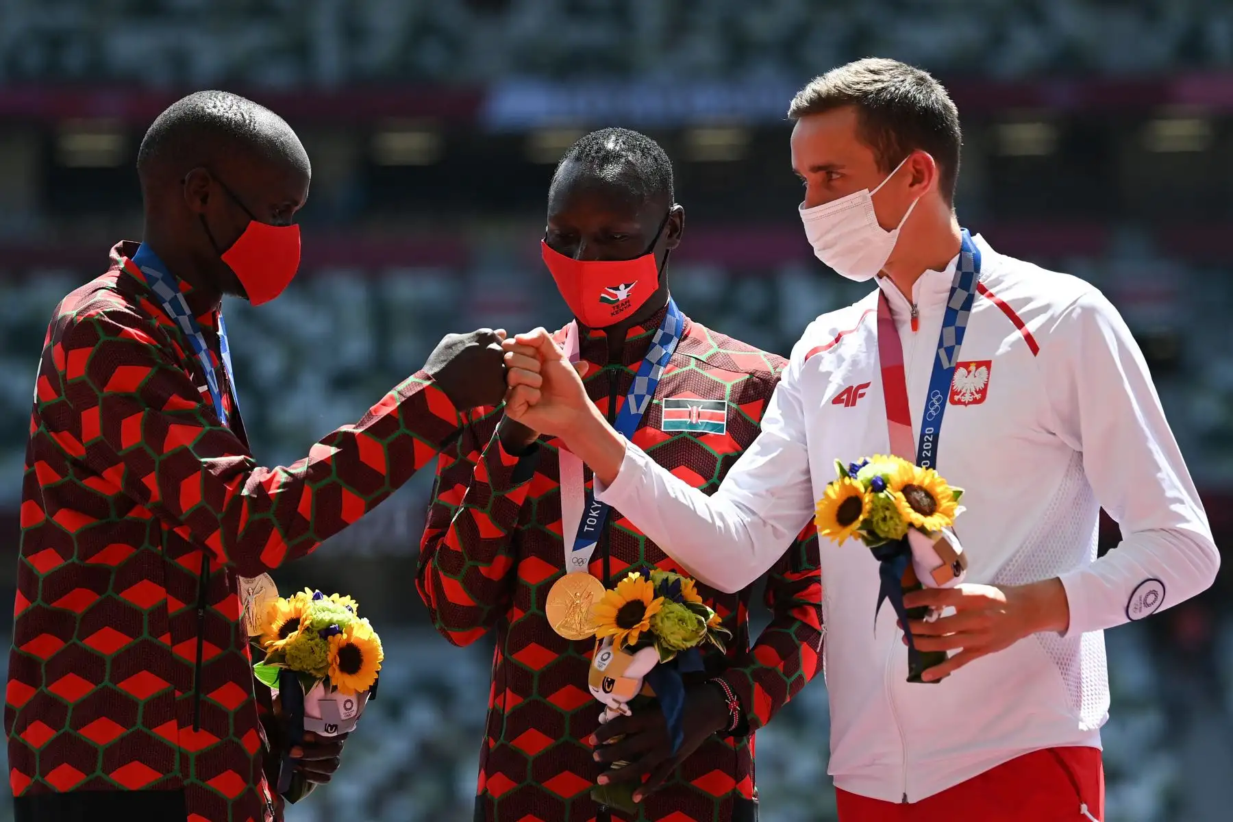 Ferguson Cheruiyot Rotich de Kenia, segundo clasificado, Emmanuel Kipkurui Korir de Kenia, primer clasificado, y Patryk Dobek, de Polonia, tercero, celebran en el podio después de competir en el evento masculino de 800 metros durante los Juegos Olímpicos de Tokio 2020.Foto:AFP