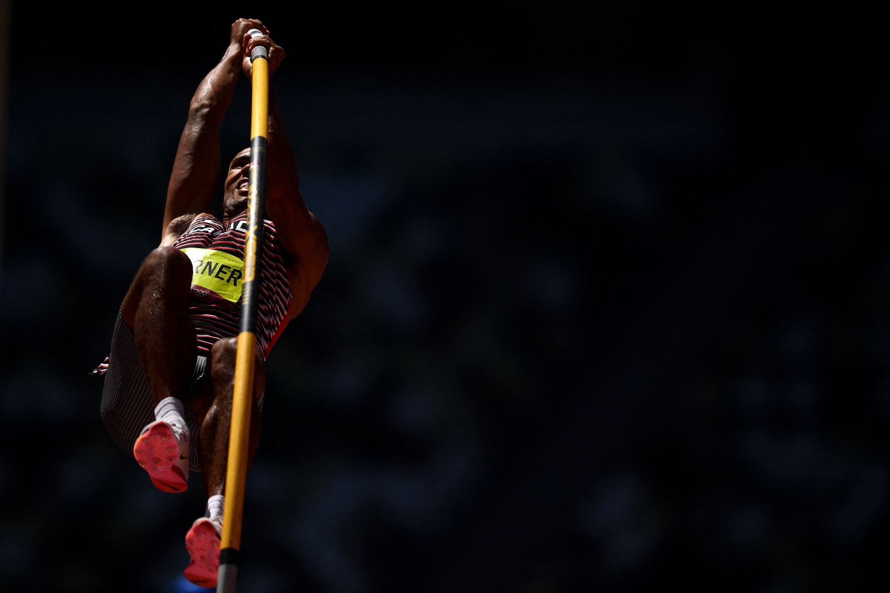 Damian Warner de Canadá compite en el salto con pértiga de decatlón masculino durante los Juegos Olímpicos de Tokio 2020 en el Estadio Olímpico de Tokio. Foto:AFP