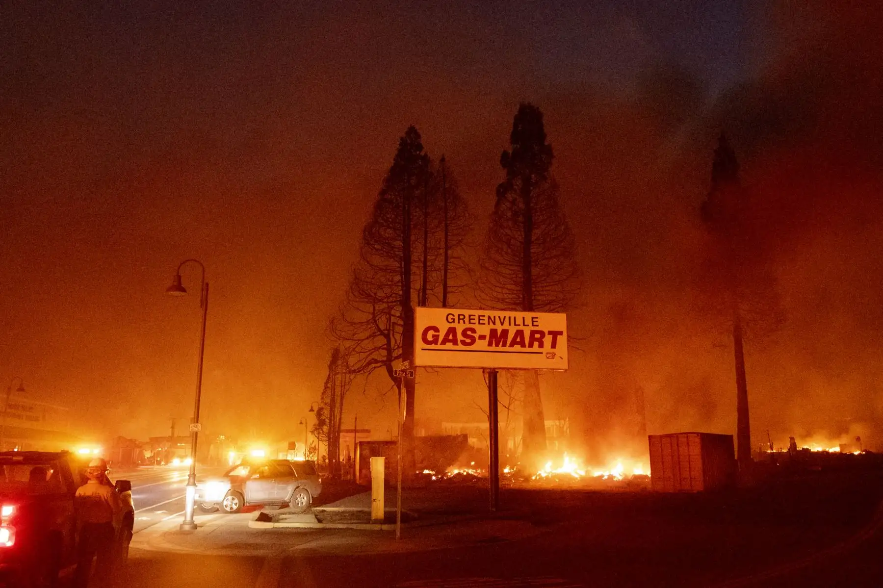 El centro de la ciudad se quema durante el incendio de Dixie en Greenville, California. El incendio de Dixie arrasó decenas de hogares y negocios en el centro de Greenville y continúa avanzando hacia otras comunidades residenciales. Foto:AFP