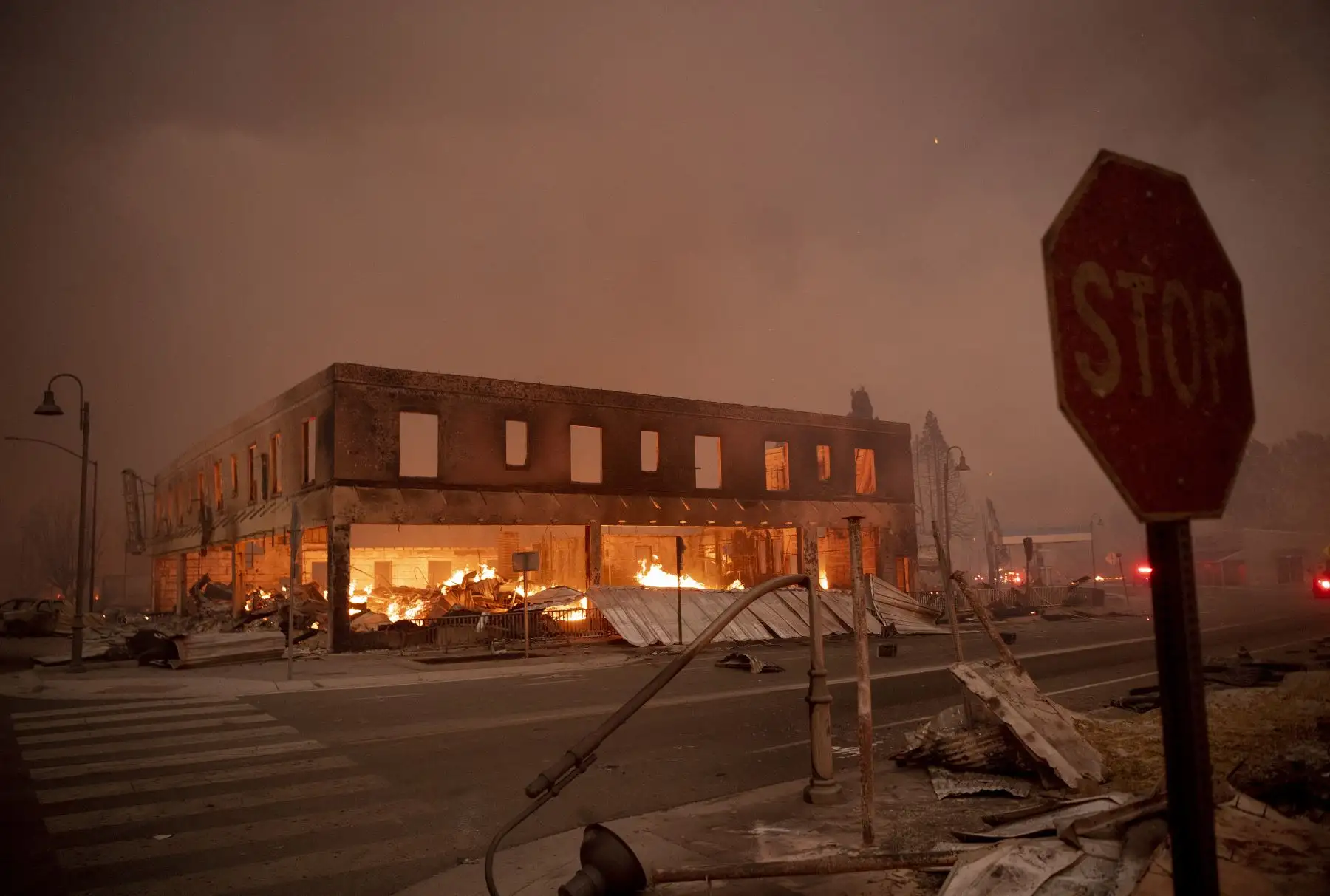 Los edificios arden mientras el Dixifire arrasa el centro de Greenville, California, el 4 de agosto de 2021. El incendio de Dixie arrasó decenas de hogares y negocios en el centro de Greenville. Foto: AFP