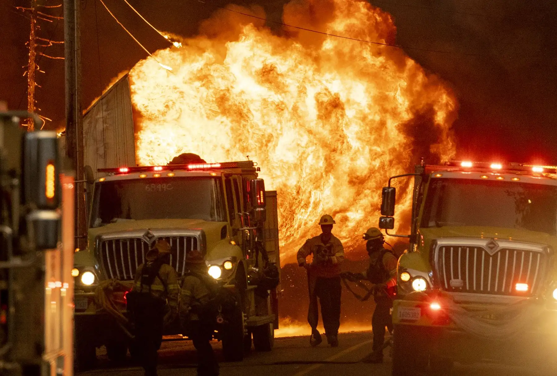 Bomberos trabajan, mientras una casa está envuelta en llamas en Greenville, California. Foto: AFP