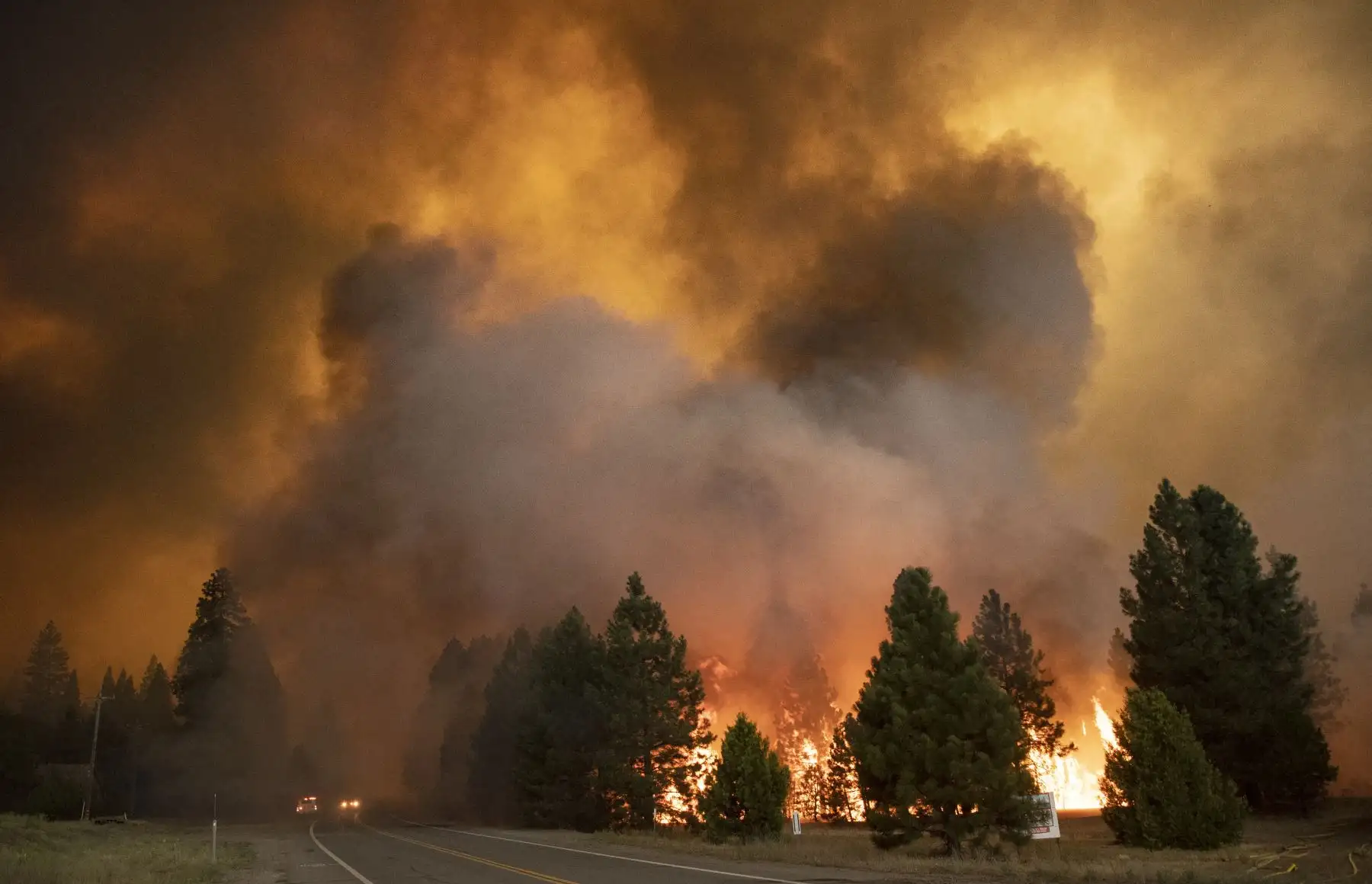 Las llamas del incendio de Dixie arrasaron Greenville, California. El incendio de Dixie arrasó decenas de hogares y negocios en el centro de Greenville y continúa avanzando hacia otras comunidades residenciales. Foto:AFP