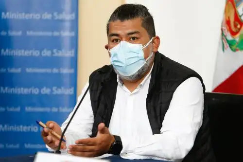 Las personas van a estar protegidas solo si completan las dos dosis, señala epidemiólogo Antonio Quispe. Foto: ANDINA/difusión.