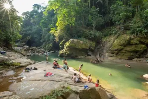 Tarapoto celebra este mes su 239 aniversario de fundación española consolidándose como un destino bioseguro al contar con el sello Safe Travels. En la imagen la cascada de Carpishuyacu, atractivo natural que cautiva a los turistas. Foto: Municipalidad Provincial de San Martín-Tarapoto.