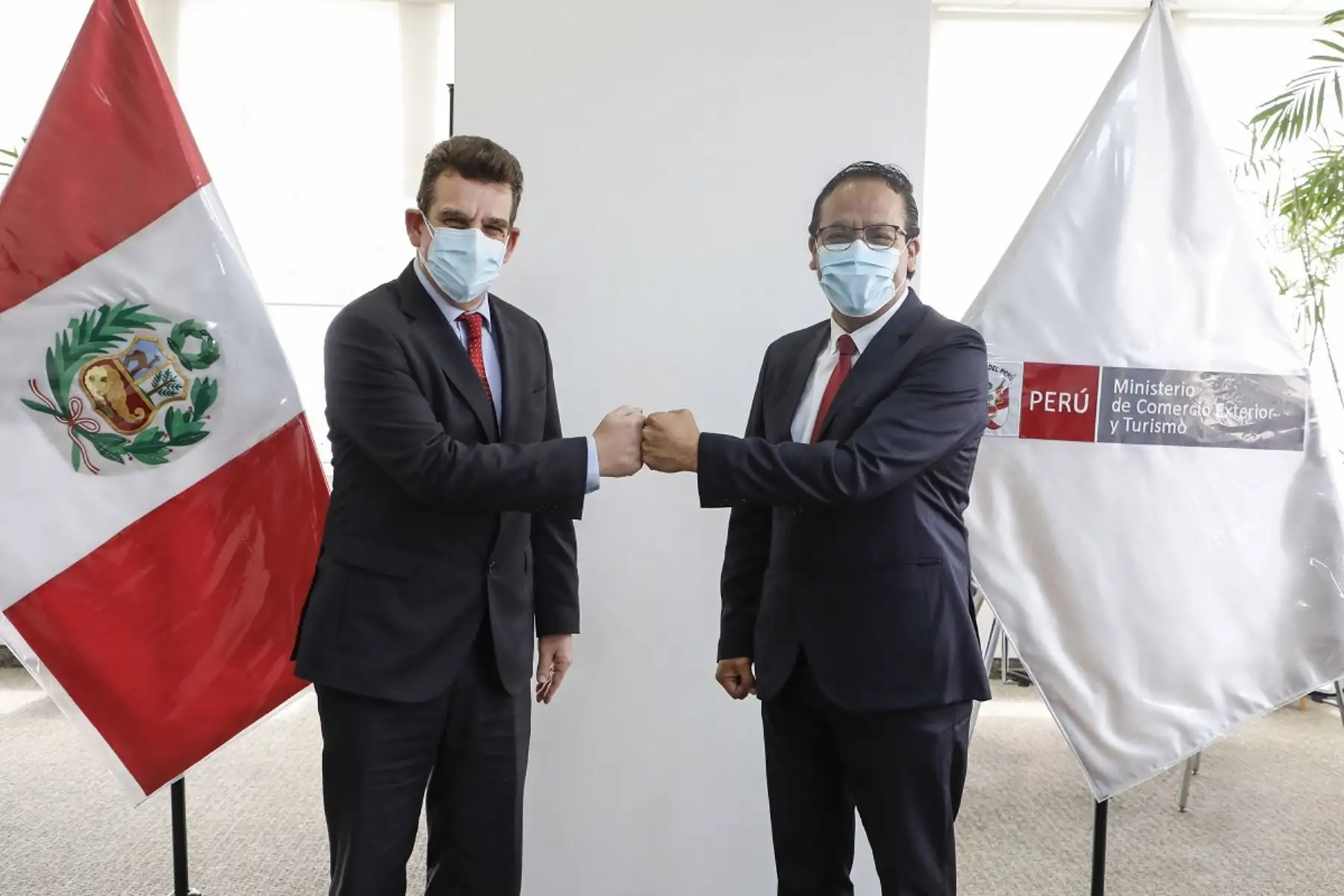 El ministro de Comercio Exterior y Turismo, Roberto Sánchez, (derecha) se reunió con el embajador de Israel, Asaf Ichilevich. Foto: Cortesía.