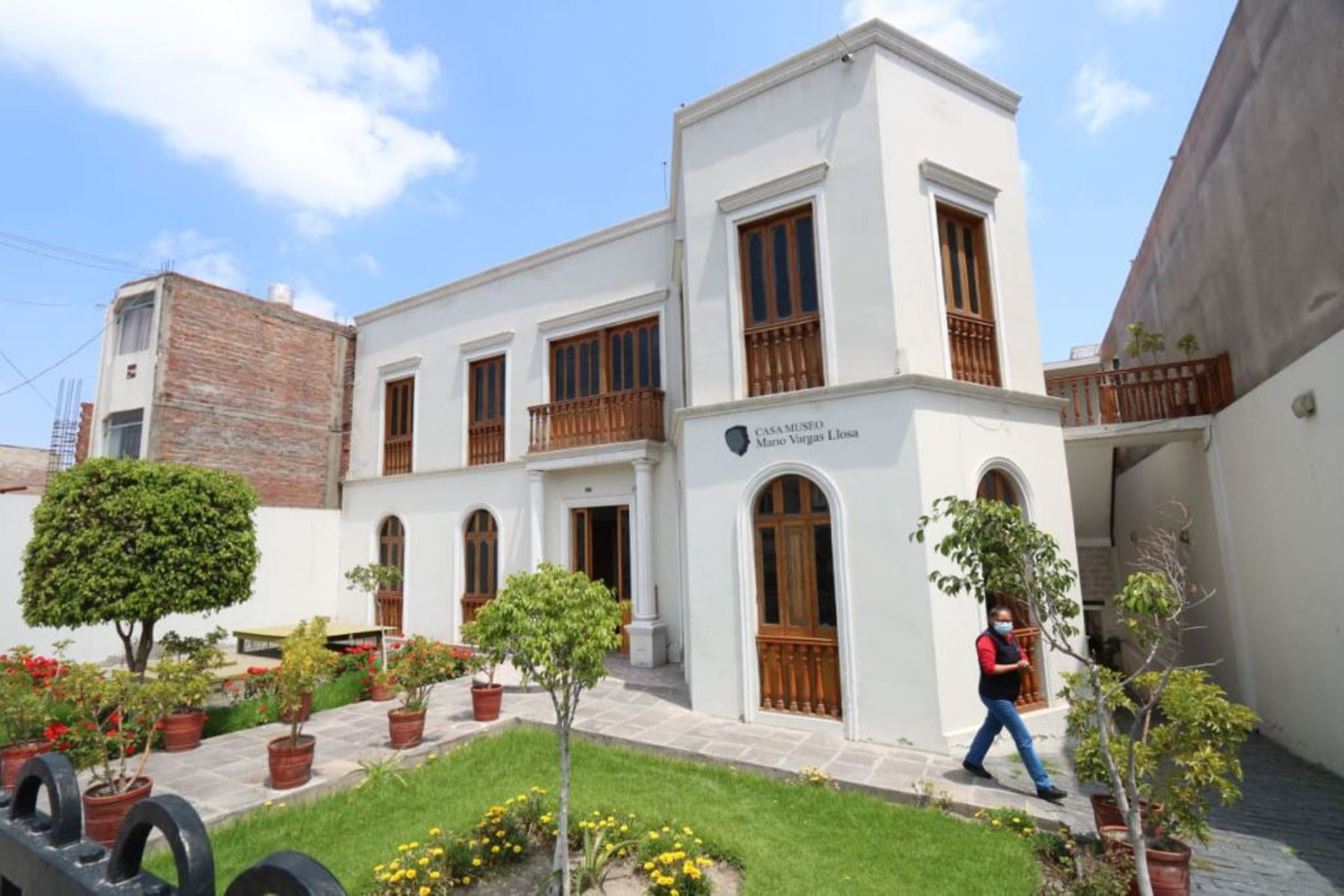 Los visitantes a la Casa Museo Mario Vargas Llosa de Arequipa podrán conocer más sobre la vida del escritor arequipeño a través de la animación 3D, hologramas y equipos de alta tecnología instalados en la vivienda.