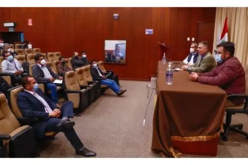 Ministro de Energía y Minas, Iván Merino, se reunió con representantes de la minería artesanal y pequeña minería. Foto: Cortesía