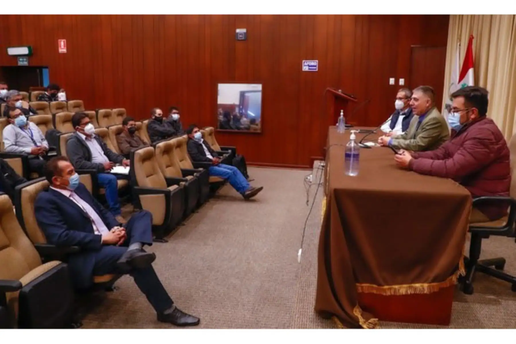 Ministro de Energía y Minas, Iván Merino, se reunió con representantes de la minería artesanal y pequeña minería. Foto: Cortesía
