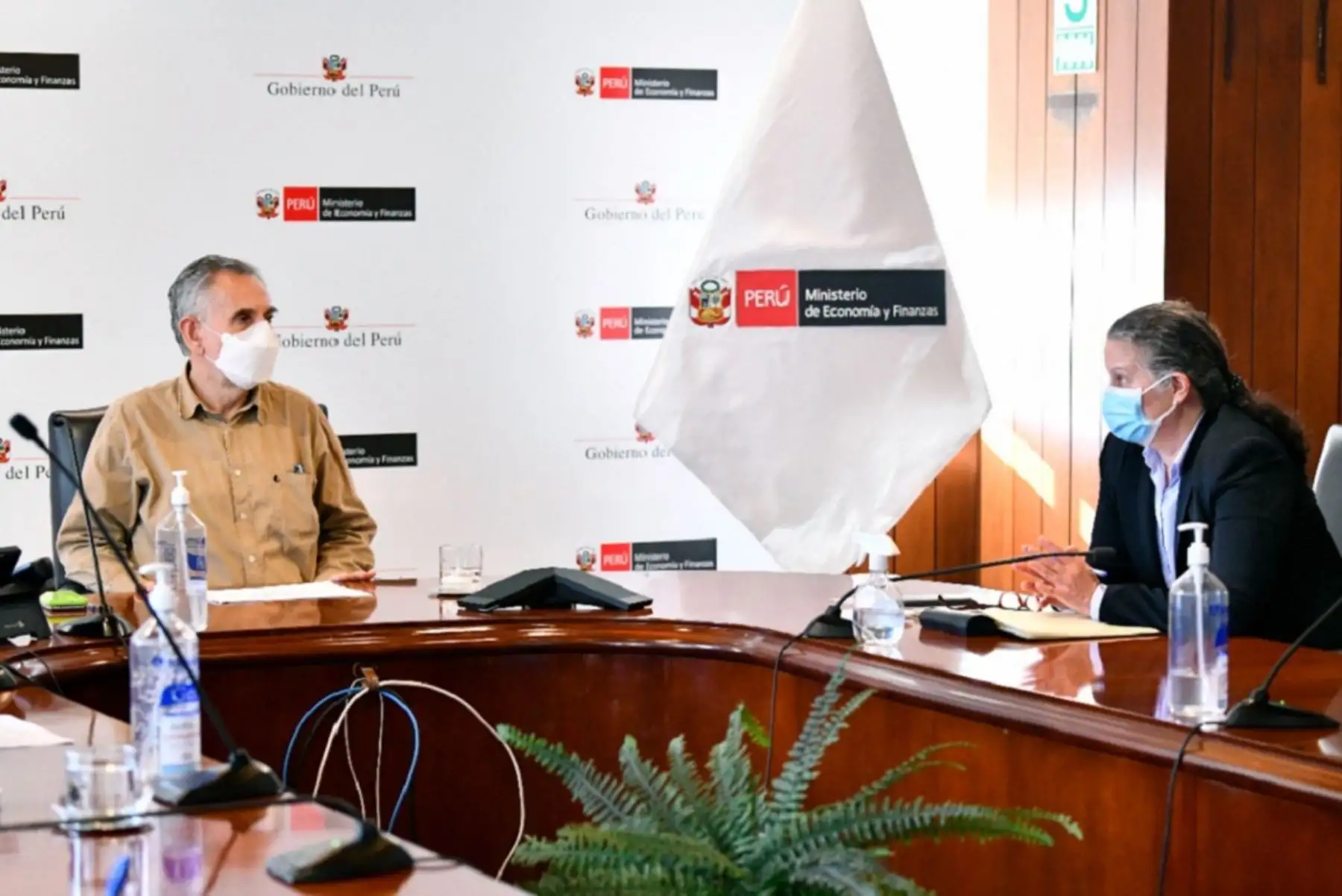Ministro de Economía y Finanzas, Pedro Francke; y la titular de la SBS, Socorro Heysen, sostuvieron una reunión en la sede del MEF. Foto: Cortesía.