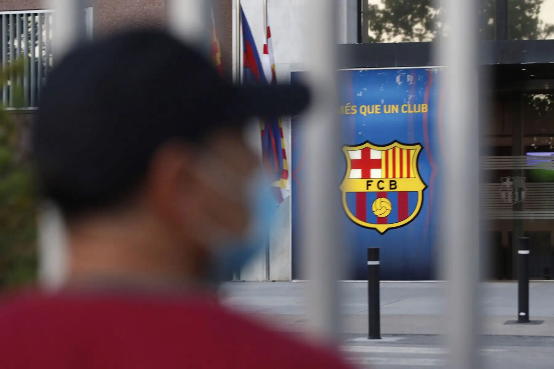 Un aficionado en las puertas de las oficinas del FC Barcelona. El club ha anunciado que el delantero argentino Lionel Messi no renovará por el equipo azulgrana. 
Foto: EFE