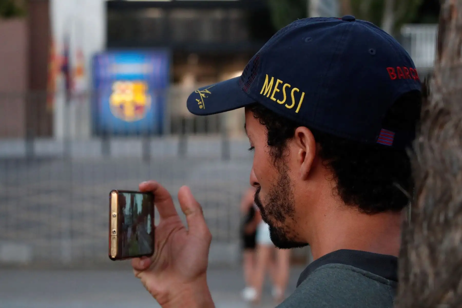 Un aficionado a las puertas de las oficinas del FC Barcelona. El club ha anunciado que el delantero argentino Lionel Messi no renovará por el equipo azulgrana. 
Foto: EFE