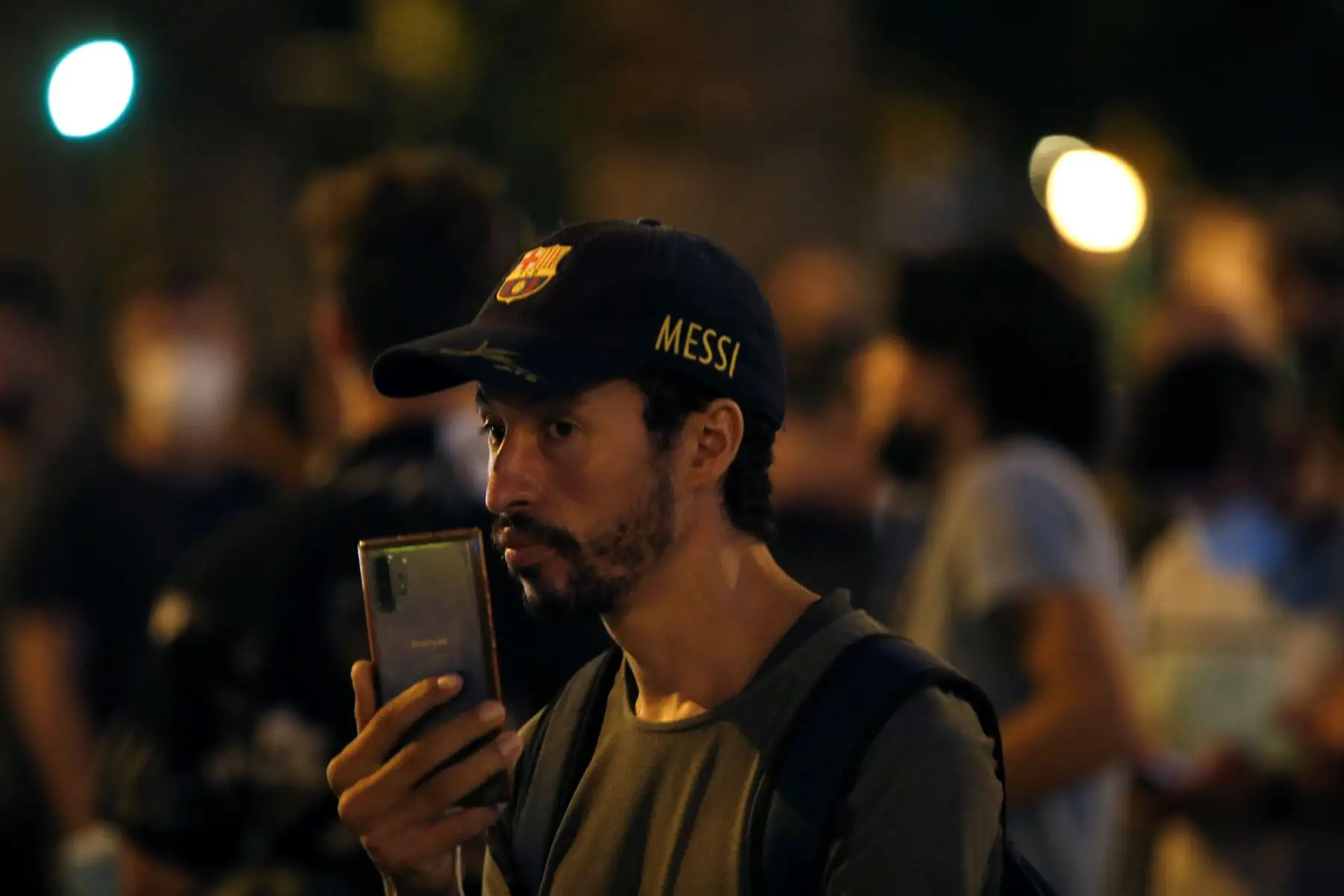 Un aficionado a las puertas de las oficinas del FC Barcelona. El club ha anunciado que el delantero argentino Lionel Messi no renovará por el equipo azulgrana. 
Foto: EFE