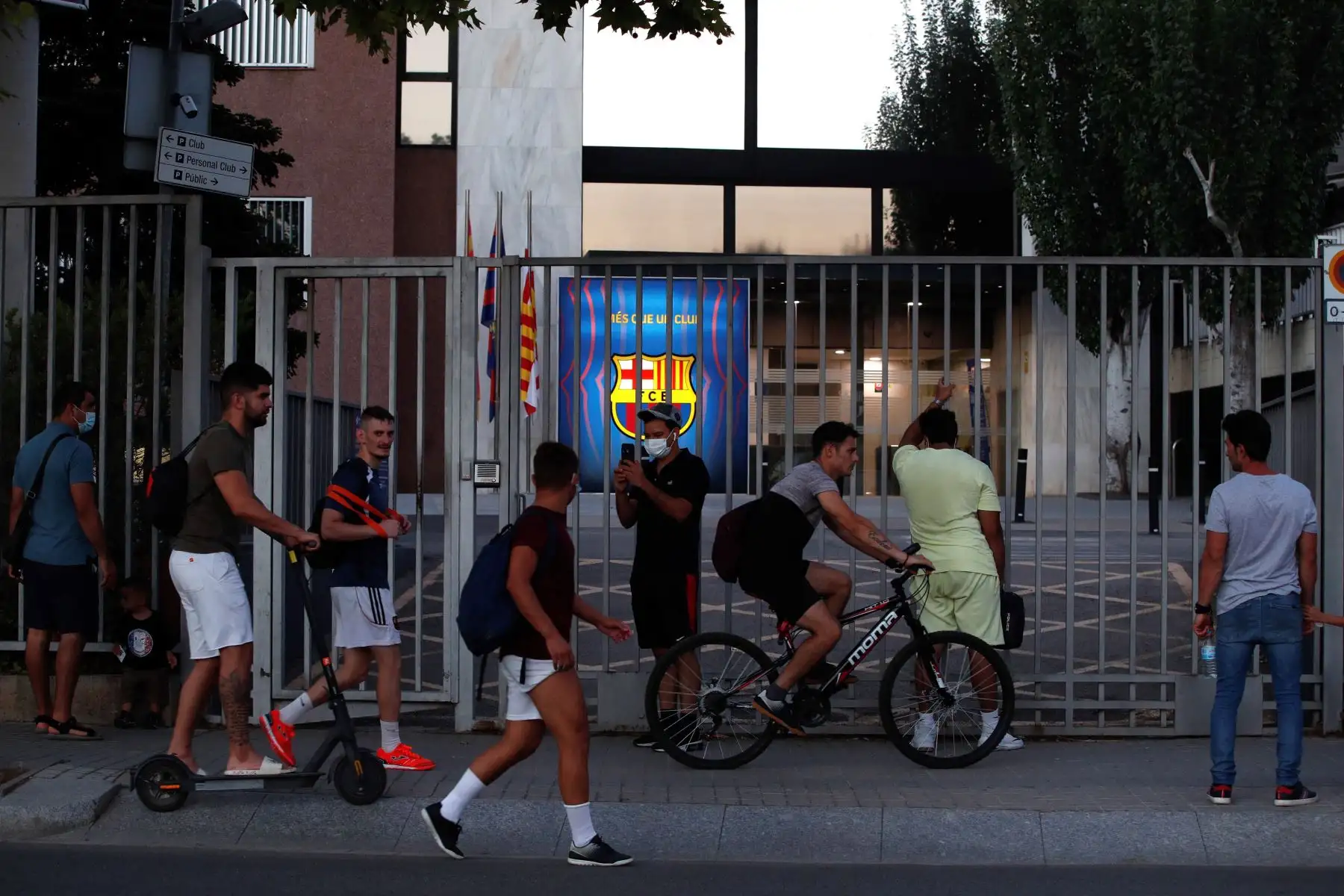 Un aficionado a las puertas de las oficinas del FC Barcelona. El club ha anunciado que el delantero argentino Lionel Messi no renovará por el equipo azulgrana. 
Foto: EFE