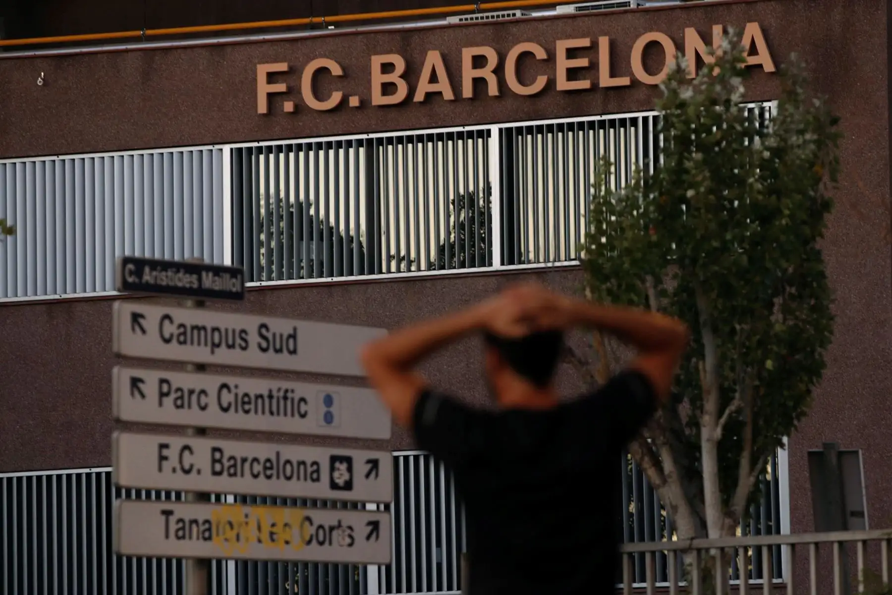 Un aficionado a las puertas de las oficinas del FC Barcelona. El club ha anunciado que el delantero argentino Lionel Messi no renovará por el equipo azulgrana. 
Foto: EFE
